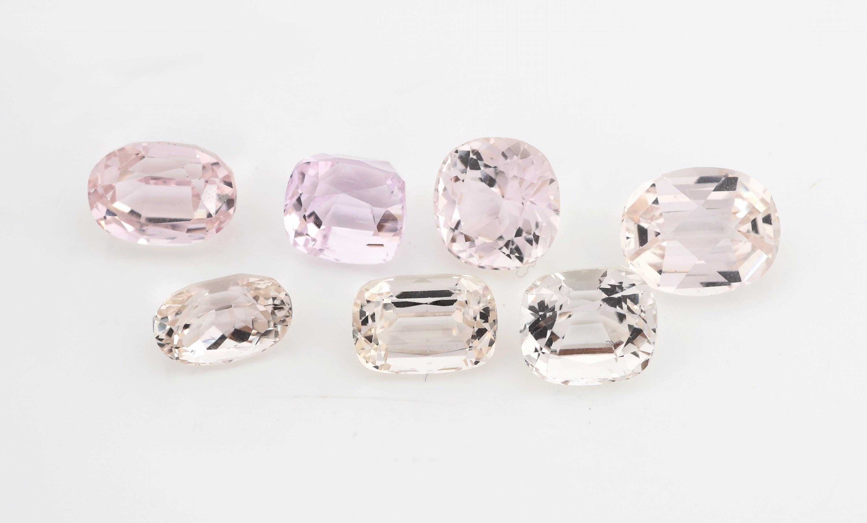 Lot 7 lose Kunzite zus. ca. 39.4 ct, versch. Schliffformen