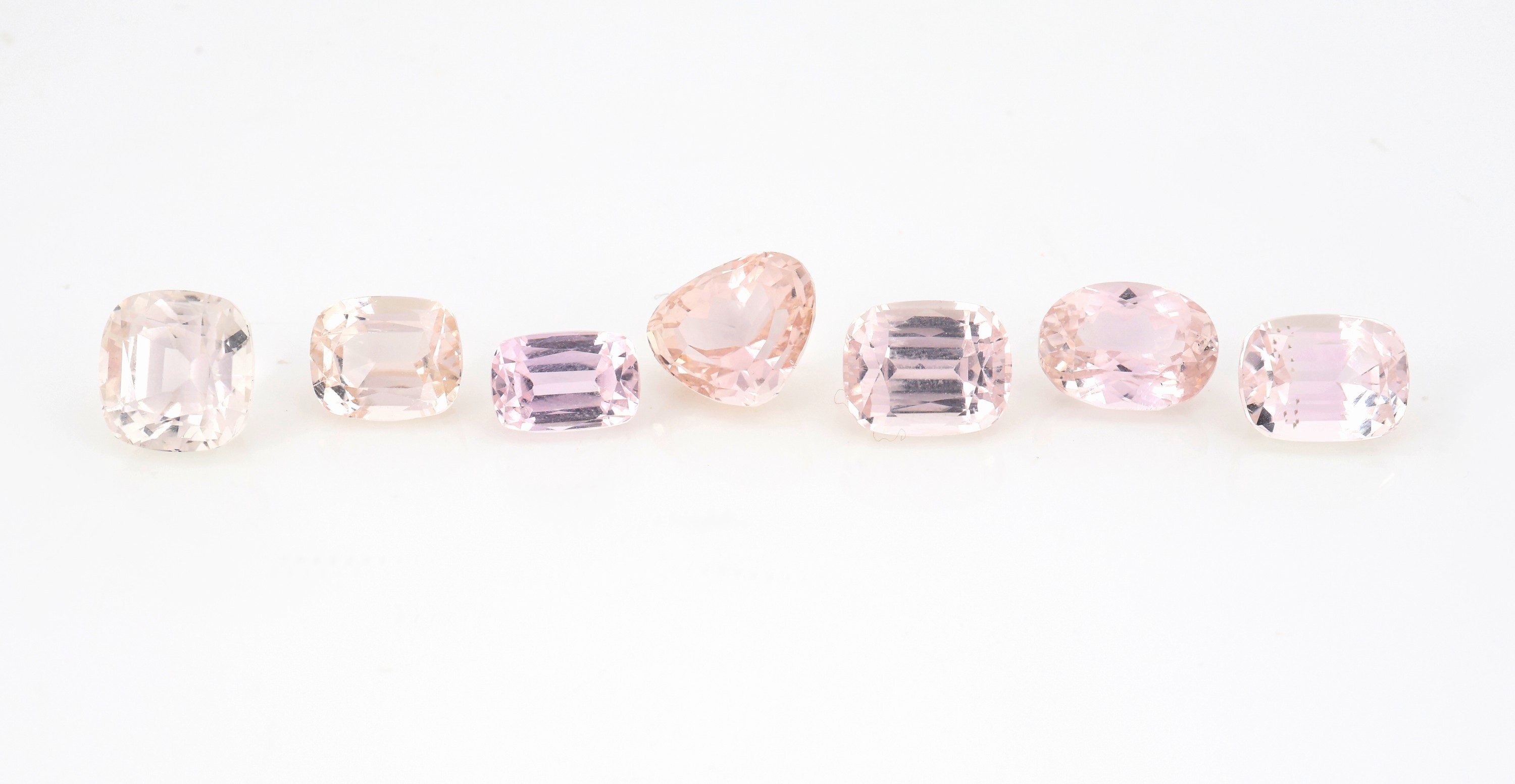 Lot 7 lose Kunzite zus. ca. 38.6 ct, versch. Schliffformen