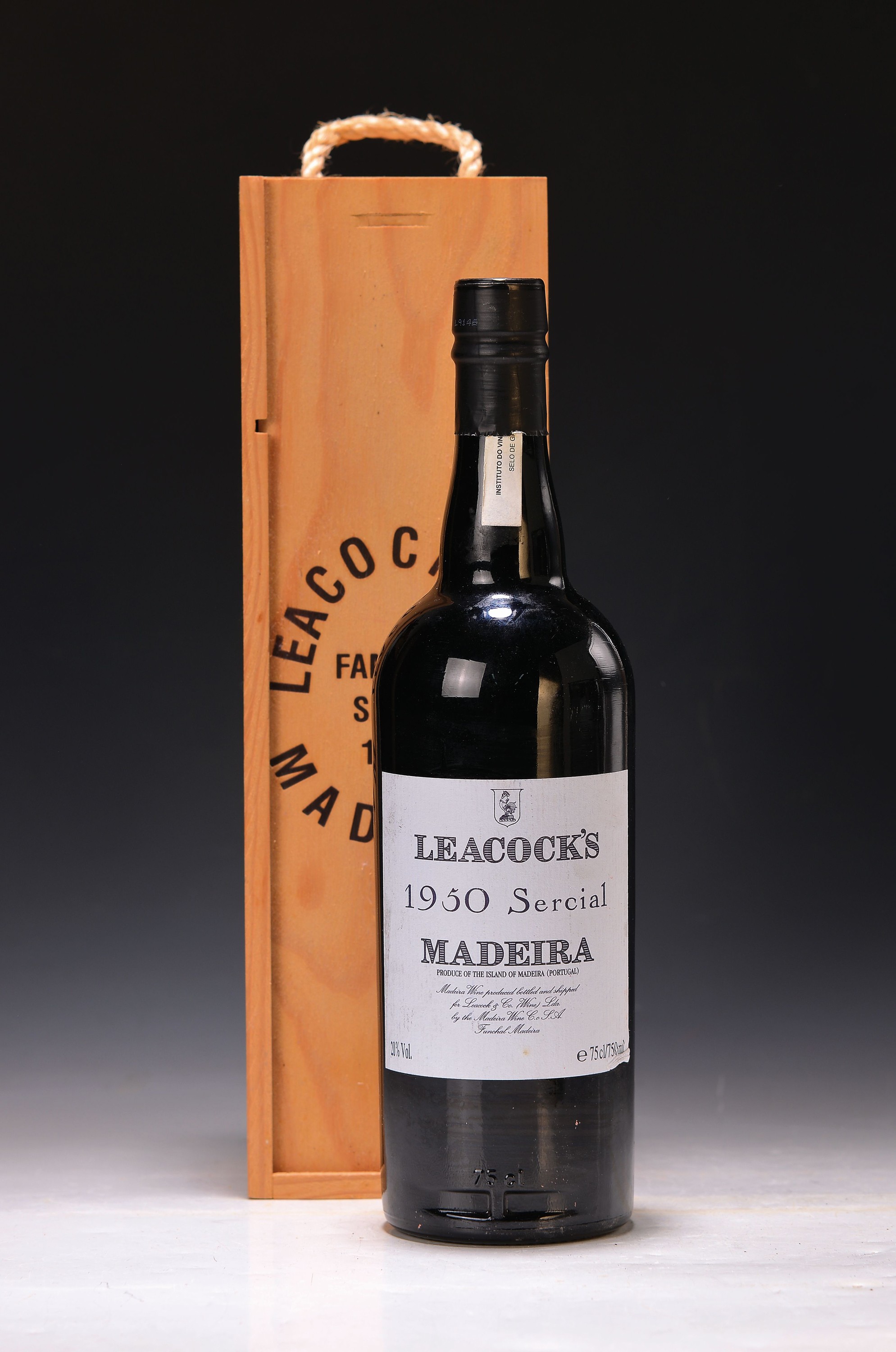 Leacocks 1950 Sercial Madeira, Portugal, num. Flasche 271330, 20% Vol., 75cl, abgefüllt1981 und 2000 neu verkapselt, mit Zertifikat Holzkiste, nicht ...
