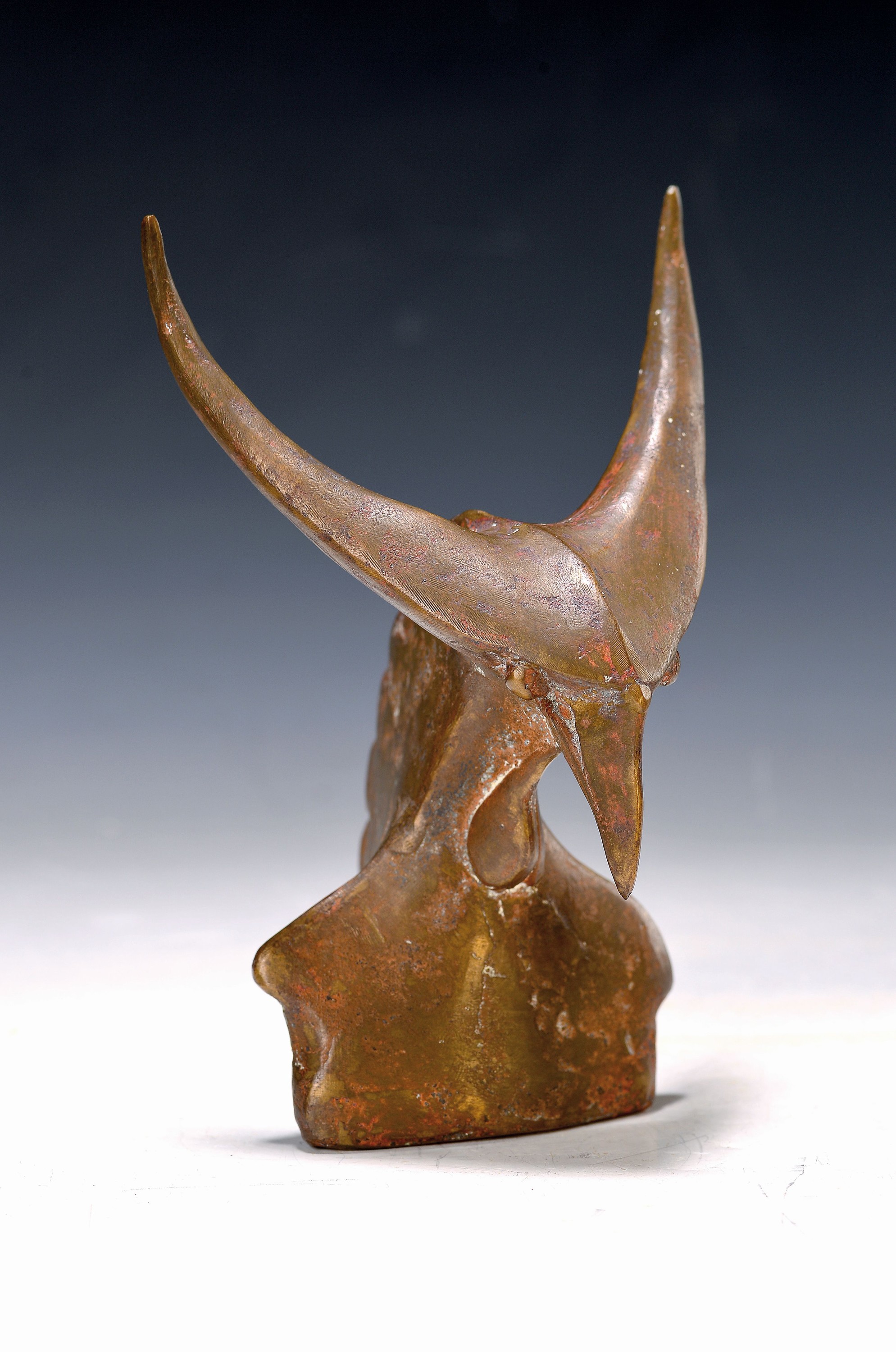 Gernot Rumpf, geb. 1941 Kaiserslautern, Vogelkopf mit Geweih, Bronzeskulptur, vollplastisch, monogrammiert und num. 2/20 H. ca. 15 cm, B. 15 x 10 cm