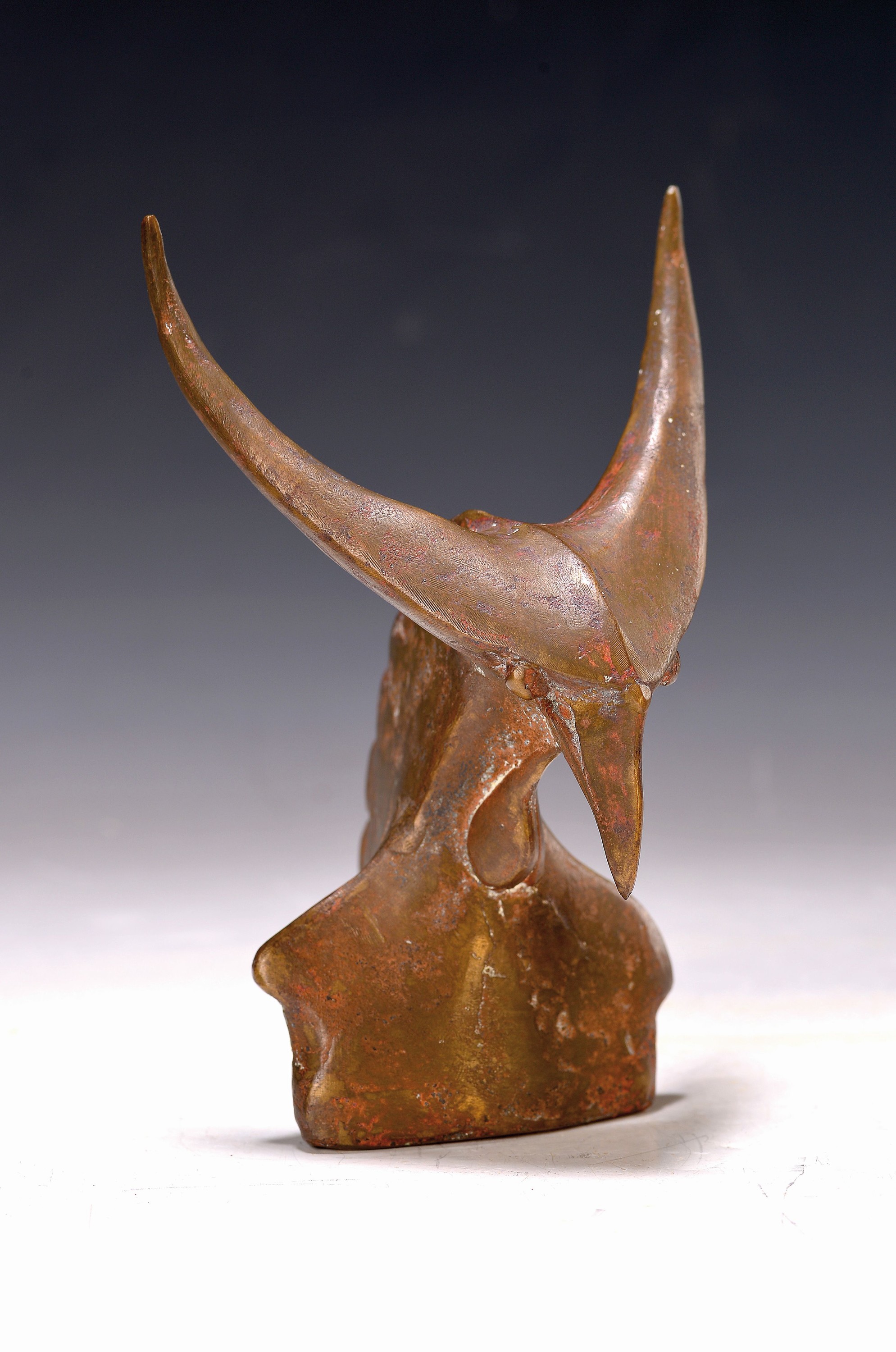 Detail k: Gernot Rumpf, geb. 1941 Kaiserslautern, Vogelkopf mit Geweih, Bronzeskulptur, vollplastisch, monogrammiert und num. 2/20 H. ca. 15 cm, B. 15 x 10 cm