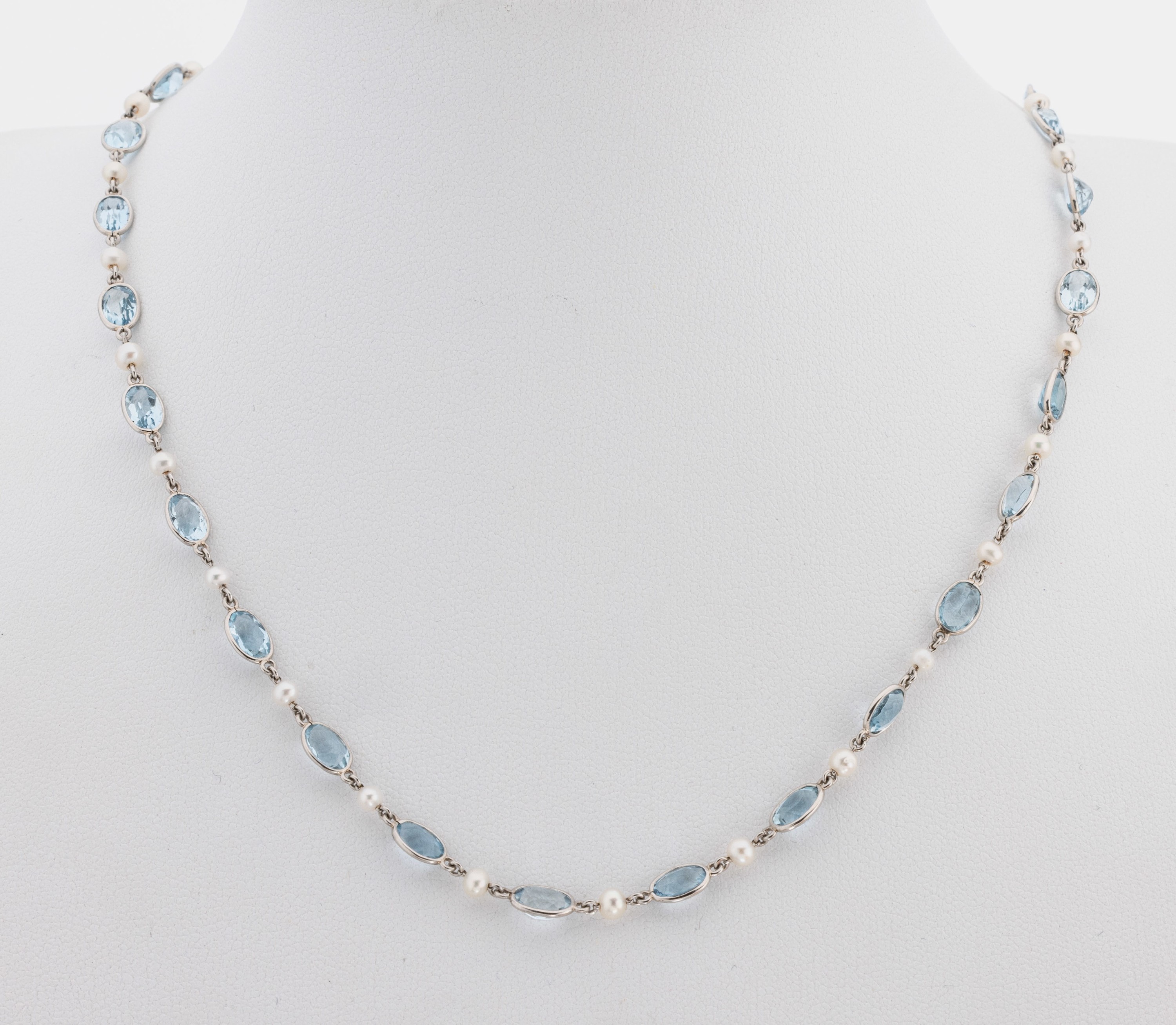 Langes 18 kt Gold Aquamarin-Perl-Collier, WG 750/000, 81 ovalfacett. Aquamarine zus. ca.26.0 ct, weiße unrunde Zuchtperlchen, L. ca. 120 cm, ...