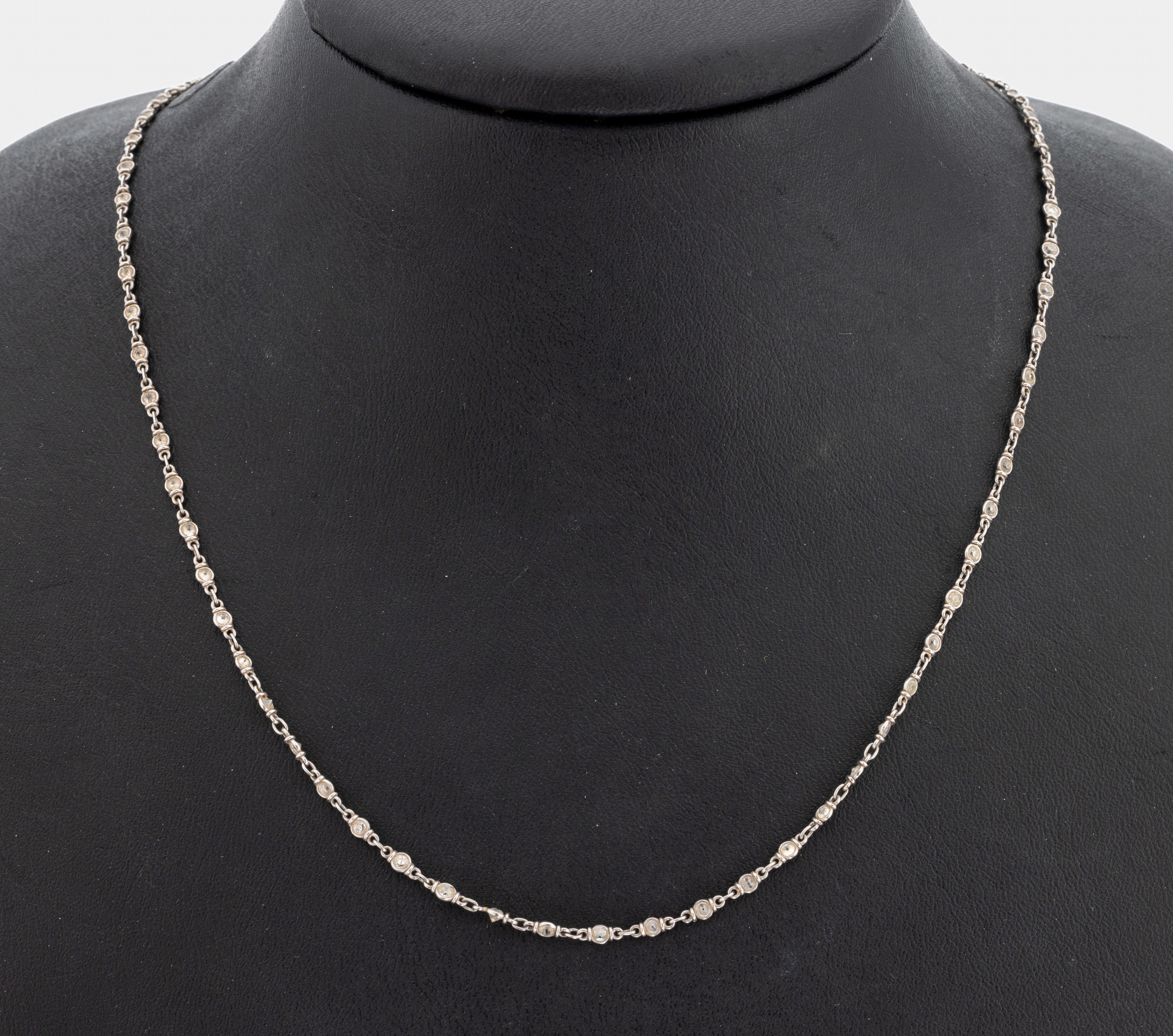 Platin Diamant-Collier, Platin gepr., 75 Diamanten zus. ca. 1.60 ct get. Weiß/p 1, L. ca. 46 cm, Karabinerschließe, ca. 6.1 g