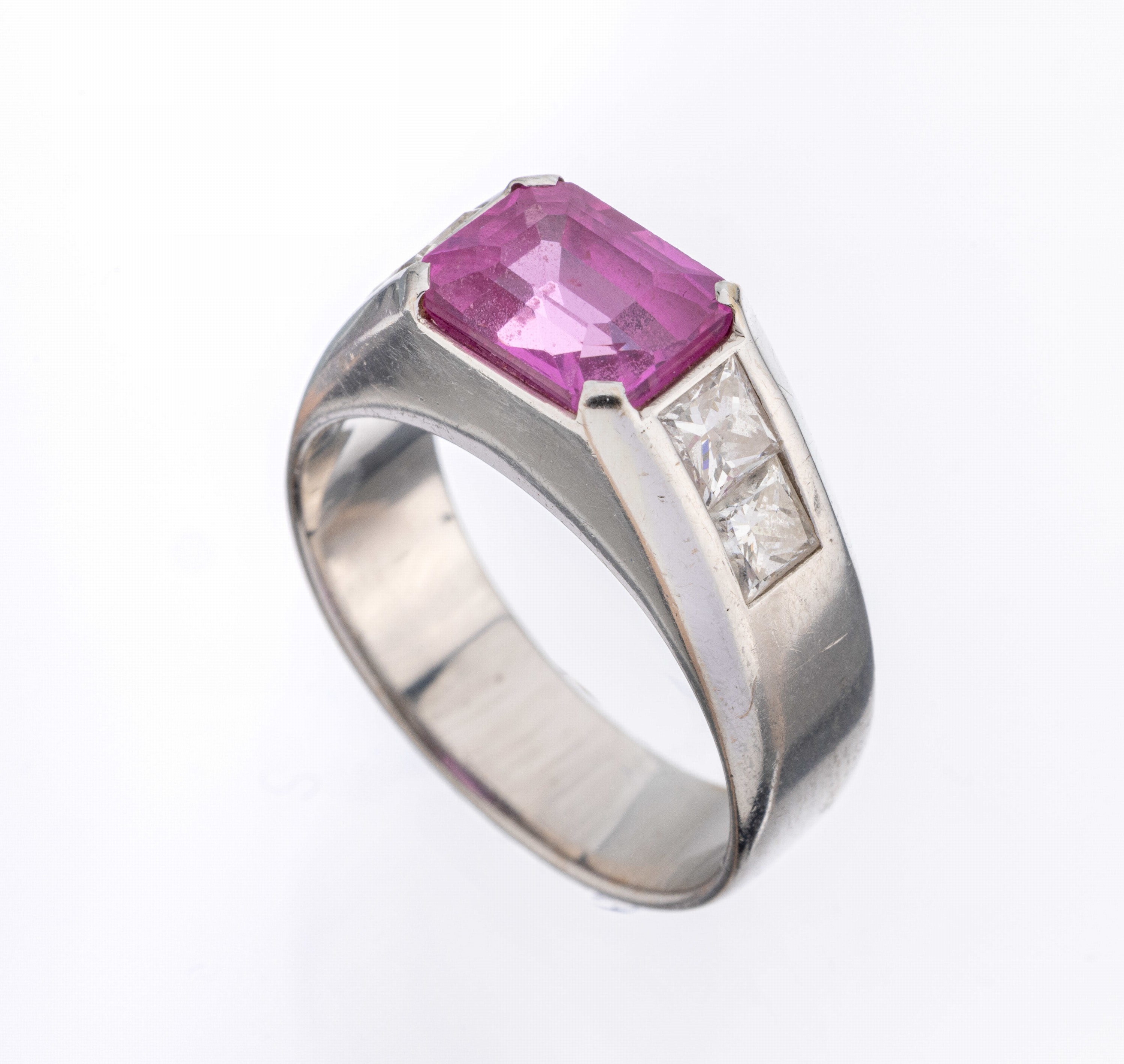 18 kt Gold Saphir-Diamant-Ring, GG 750/000,facett. Pinksaphir ca. 3.70 ct, 4 Diamanten im Princess-Cut zus. ca. 1.25 ct Weiß/si, Caratangaben ...