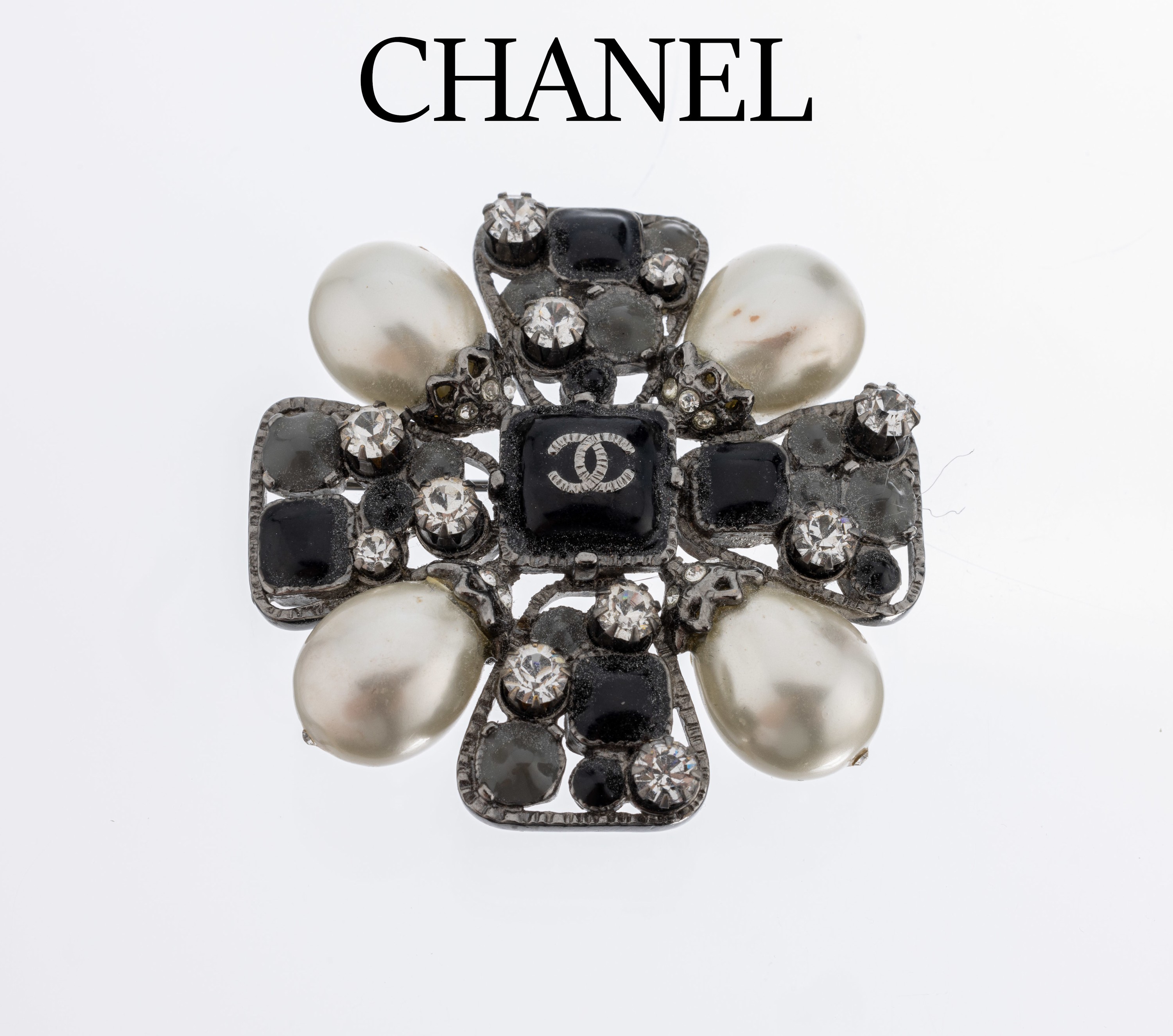 CHANEL Modeschmuck Brosche, France, farbl. rundfacett. Strasssteine, schwarze und graue Kunststeine, weiße tropfenförm. Kunstperlen, sign., ca. ...