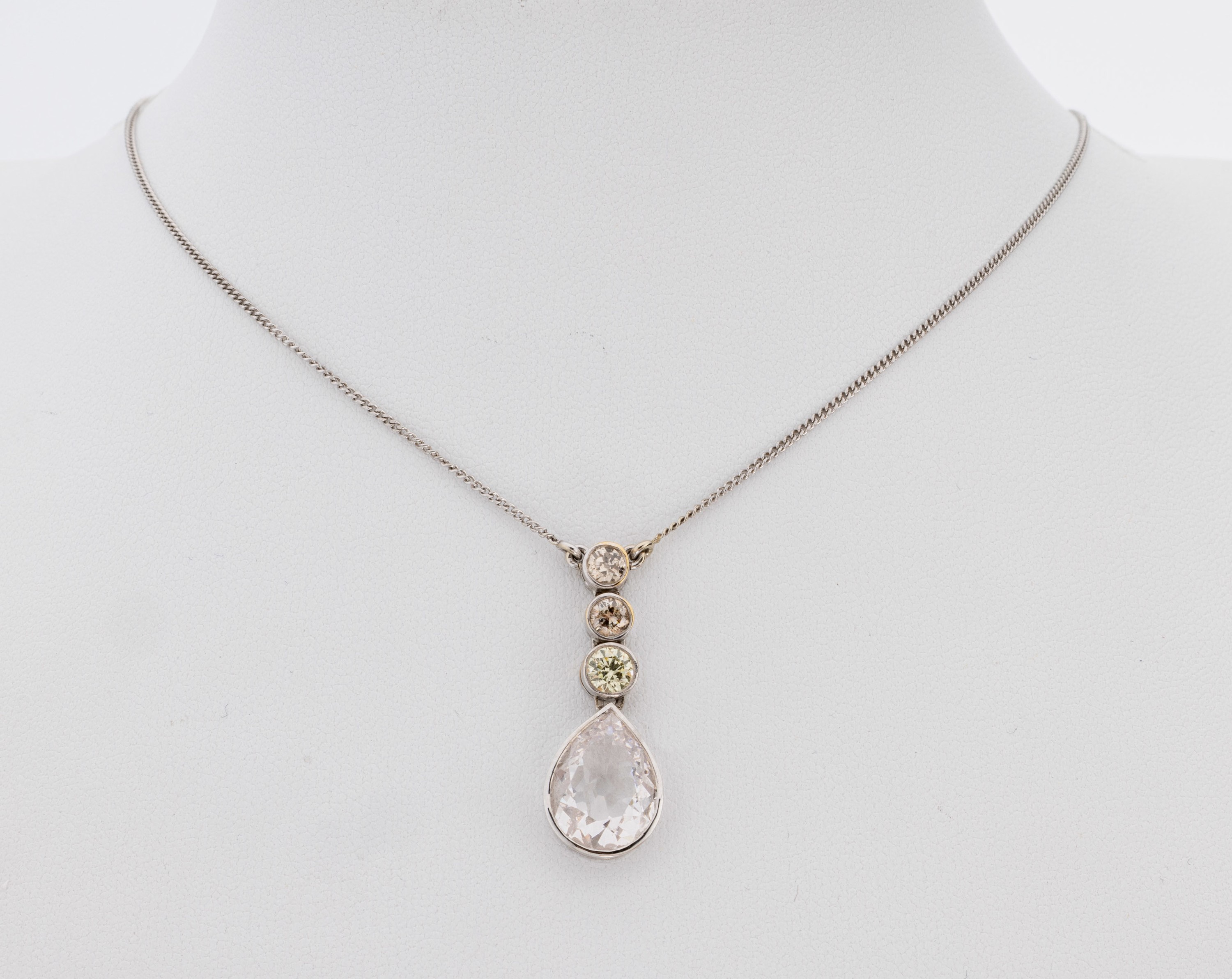 14 kt Gold Diamant-Collier, WG 585/000, 1 Diamanttropfen ca. 2.90 ct Weiß/si2, 1 Brillant ca. 0.33 ct natural fancy Yellow/vs1, 1 Brillant ca. 0.18 ...