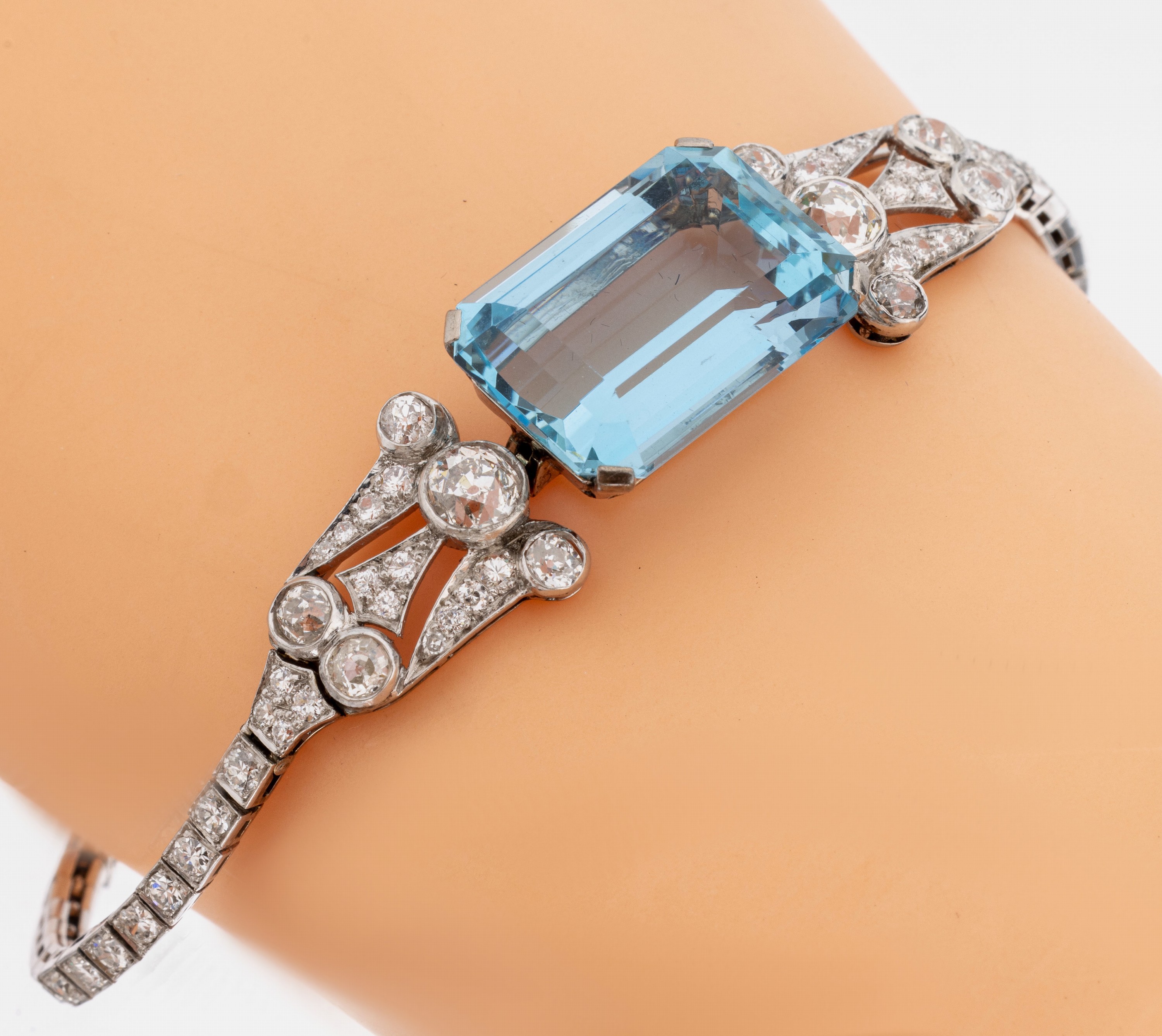 Platin Aquamarin-Diamant-Armband, Platin gepr., facett. Aquamarinrechteck ca. 8.00 ct, 10 Diamanten zus. ca. 1.60 ct Weiß- l.get.Weiß/si-p1, ...