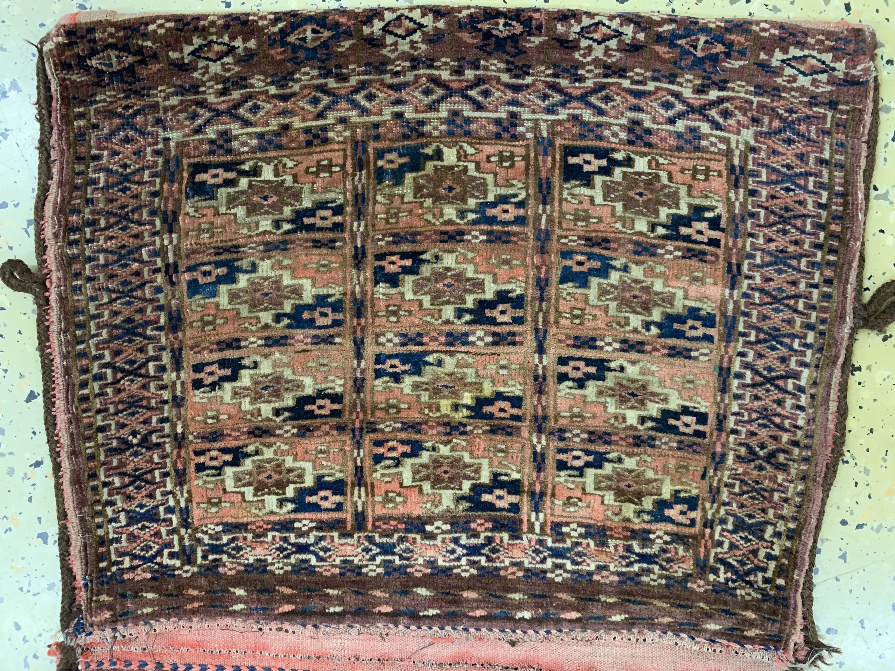 Detail a: Tekke Dopelttasche antik, Turkmenistan, um 1900, Wolle auf Wolle, ca. 100 x 55 cm, EHZ: 3,aus Sammlungsauflösung