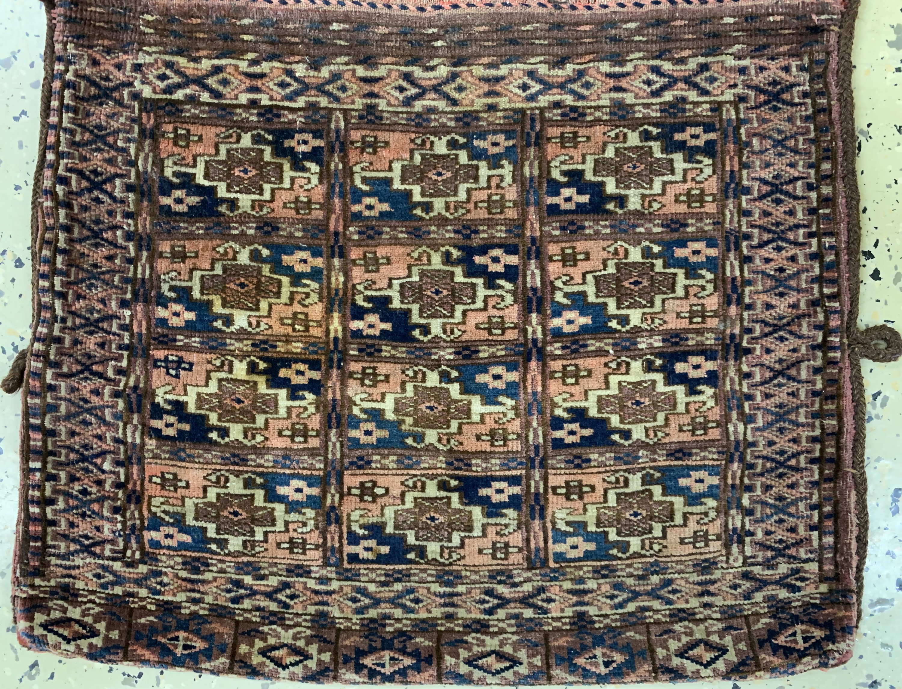 Detail b: Tekke Dopelttasche antik, Turkmenistan, um 1900, Wolle auf Wolle, ca. 100 x 55 cm, EHZ: 3,aus Sammlungsauflösung