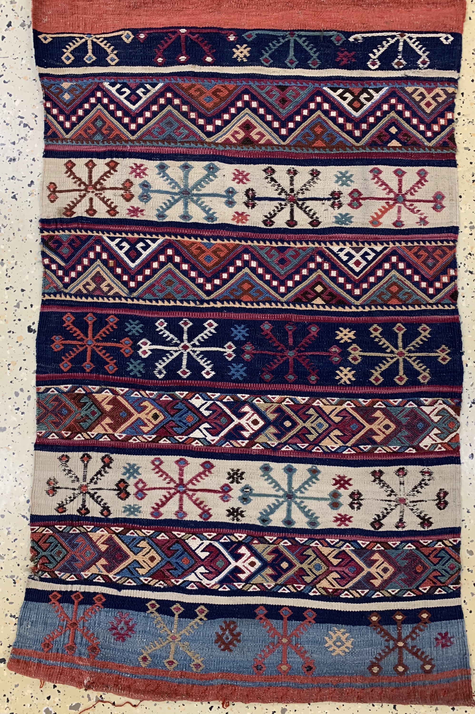 Detail b: Shahsawan Kelim antik, Persien, um 1900, Wolle auf Wolle, ca. 230 x 75 cm, EHZ: 2-3, (kleine Beschädigung),aus Sammlungsauflösung