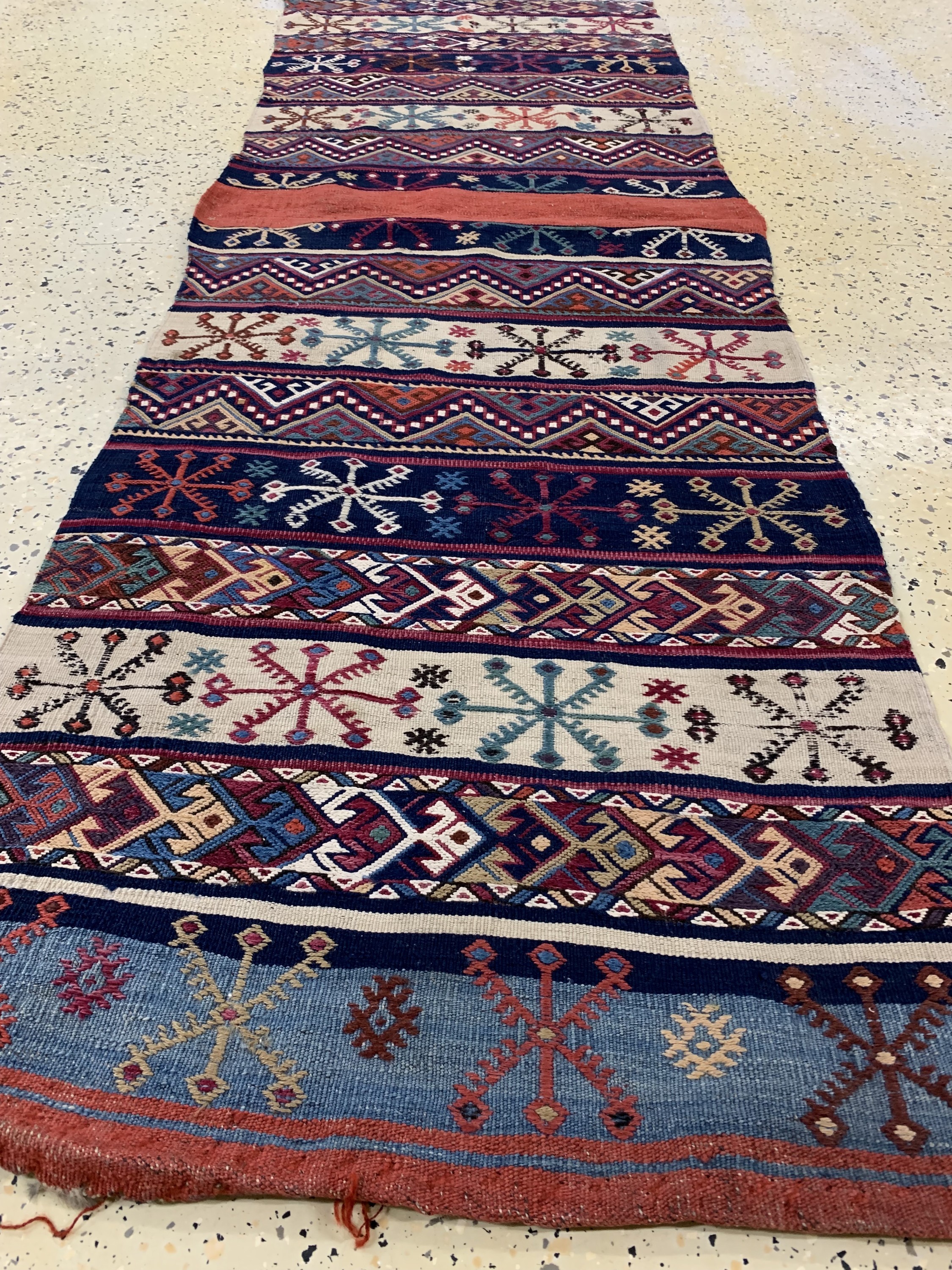 Detail c: Shahsawan Kelim antik, Persien, um 1900, Wolle auf Wolle, ca. 230 x 75 cm, EHZ: 2-3, (kleine Beschädigung),aus Sammlungsauflösung