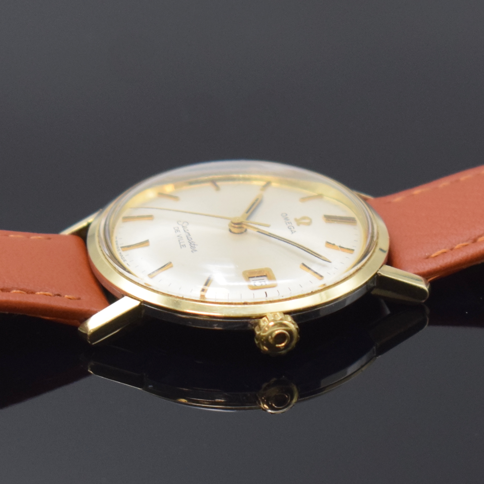 Detail b: OMEGA Seamaster De Ville Herrenarmbanduhr Referenz 136.020, Schweiz um 1965, Handaufzug, Monocoque-Geh., gedr. Lünette, silb. Zifferbl. m. aufges. ...