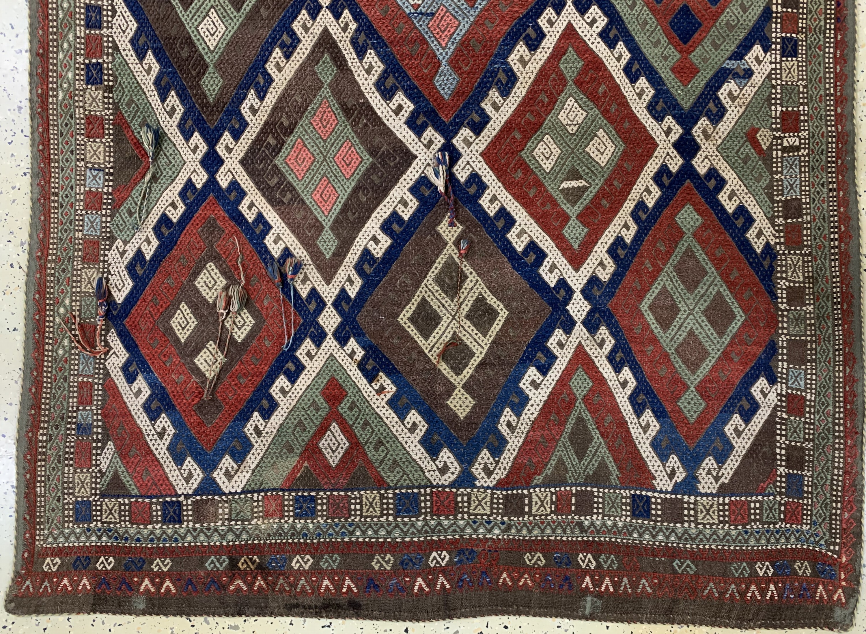 Detail b: Obruk Zili Kelim antik, Türkei, um 1900, Wolle auf Wolle, ca. 170 x 143 cm, EHZ: 2, (kleine restaurierungen),aus Sammlungsauflösung