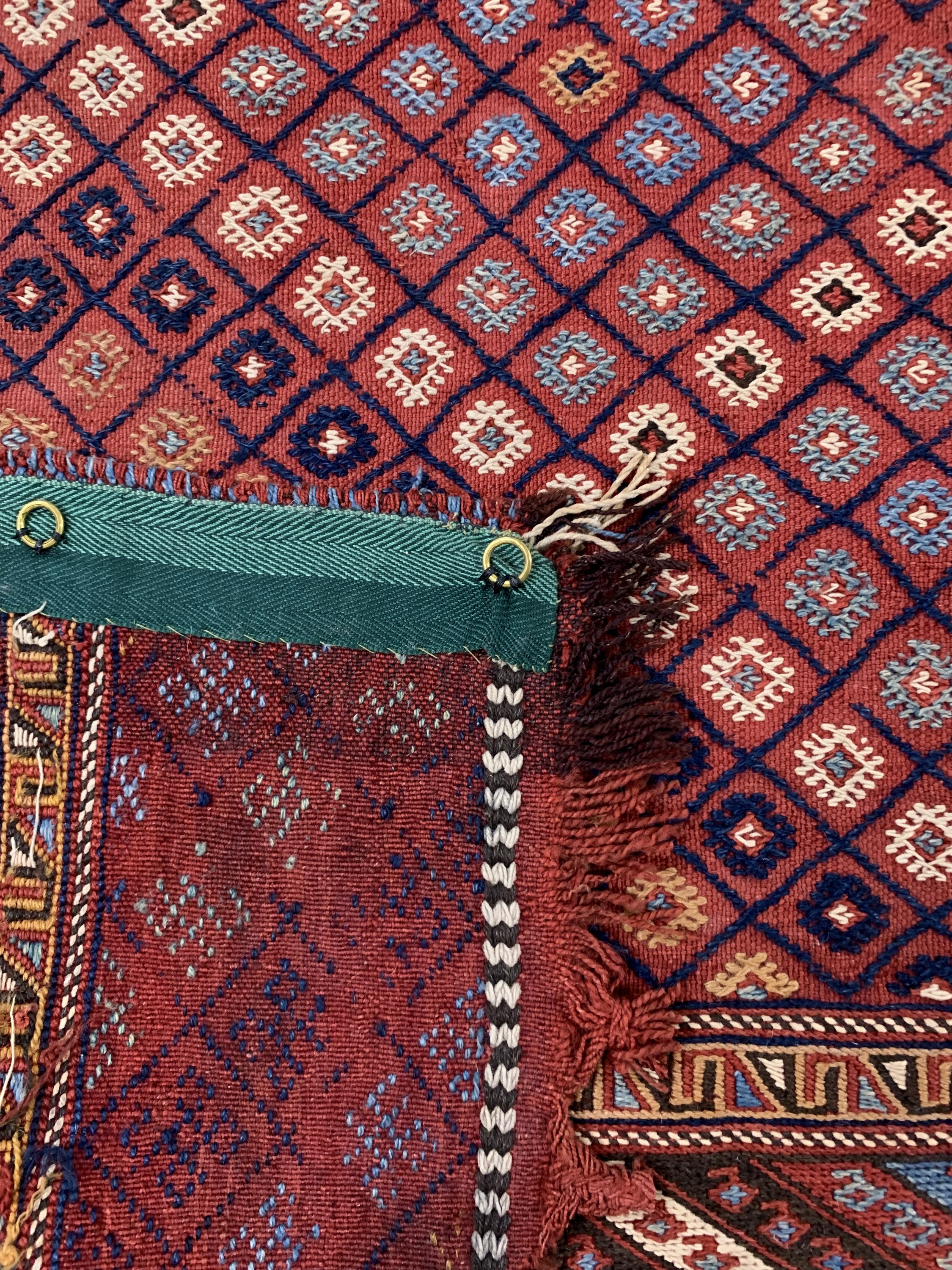 Detail f: Cicim fein antik, Türkei, 19.Jhd, Wolle aufWolle, ca. 245 x 180 cm, EHZ: 2, (kleine Restaurierungen),aus Sammlungsauflösung