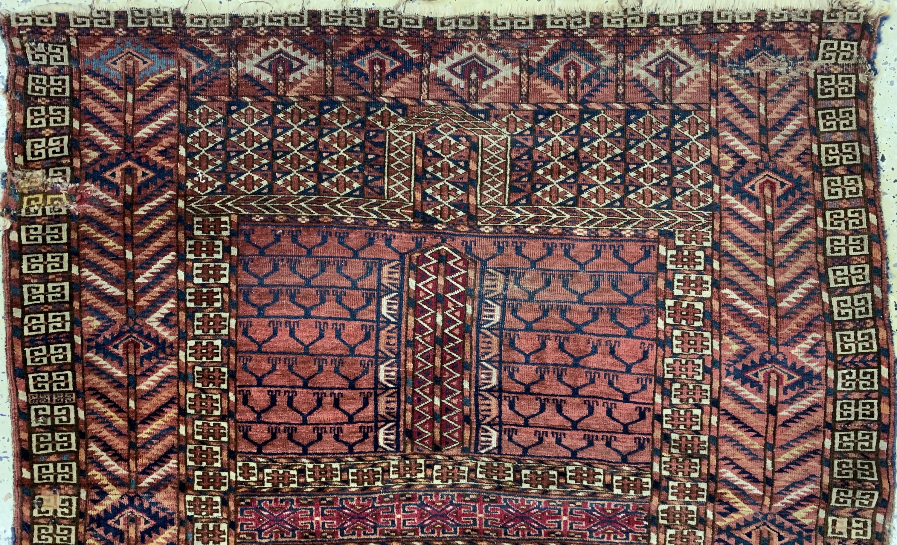 Detail a: Tekke Engsi antik, Turkmenistan, 19.Jhd, Wolle auf Wolle, ca. 150 x 130 cm, EHZ: 4,aus Sammlungsauflösung