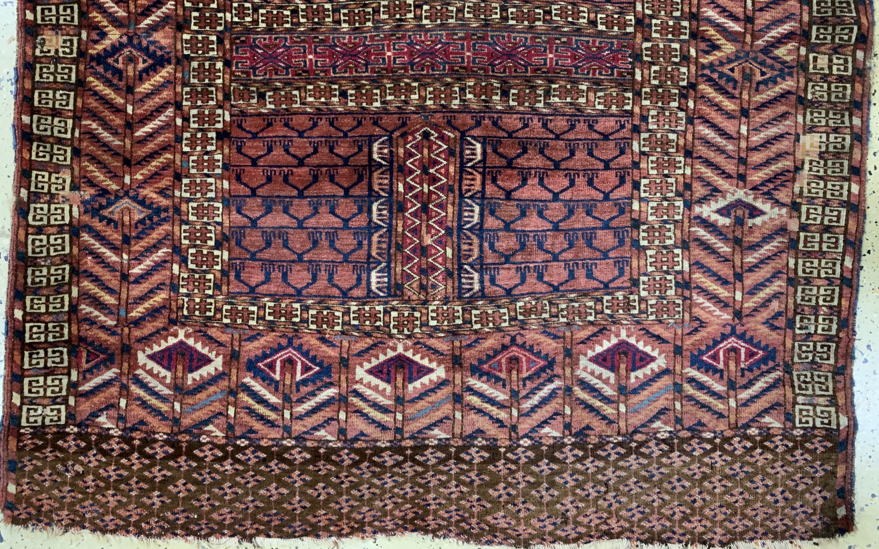 Detail b: Tekke Engsi antik, Turkmenistan, 19.Jhd, Wolle auf Wolle, ca. 150 x 130 cm, EHZ: 4,aus Sammlungsauflösung