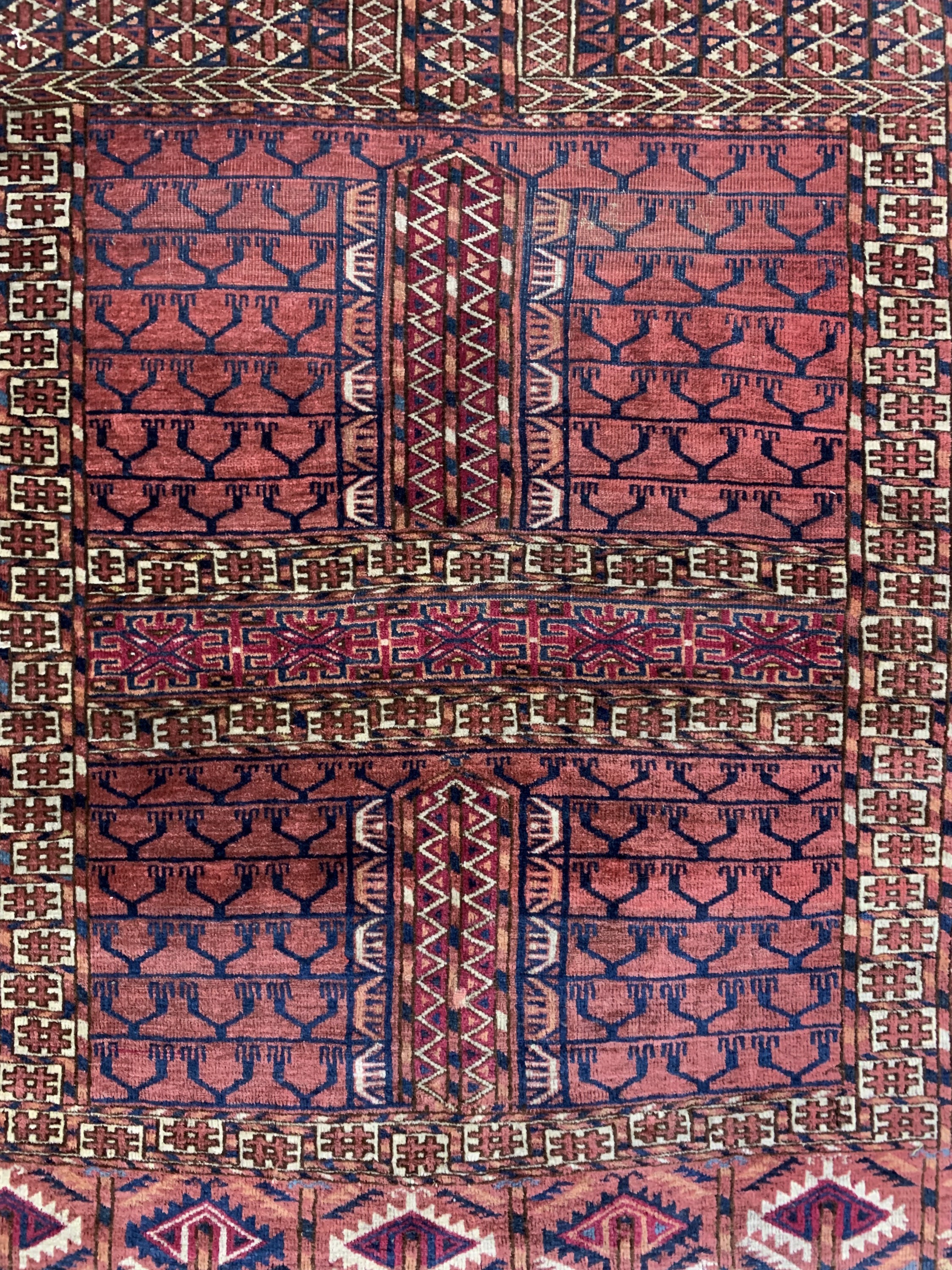 Detail c: Tekke Engsi antik, Turkmenistan, 19.Jhd, Wolle auf Wolle, ca. 150 x 130 cm, EHZ: 4,aus Sammlungsauflösung