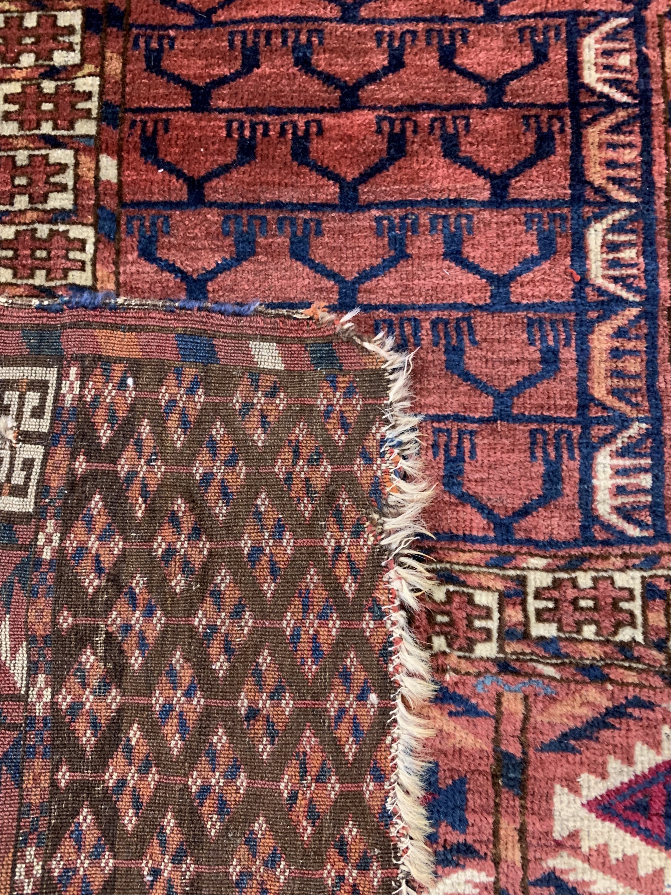 Detail d: Tekke Engsi antik, Turkmenistan, 19.Jhd, Wolle auf Wolle, ca. 150 x 130 cm, EHZ: 4,aus Sammlungsauflösung