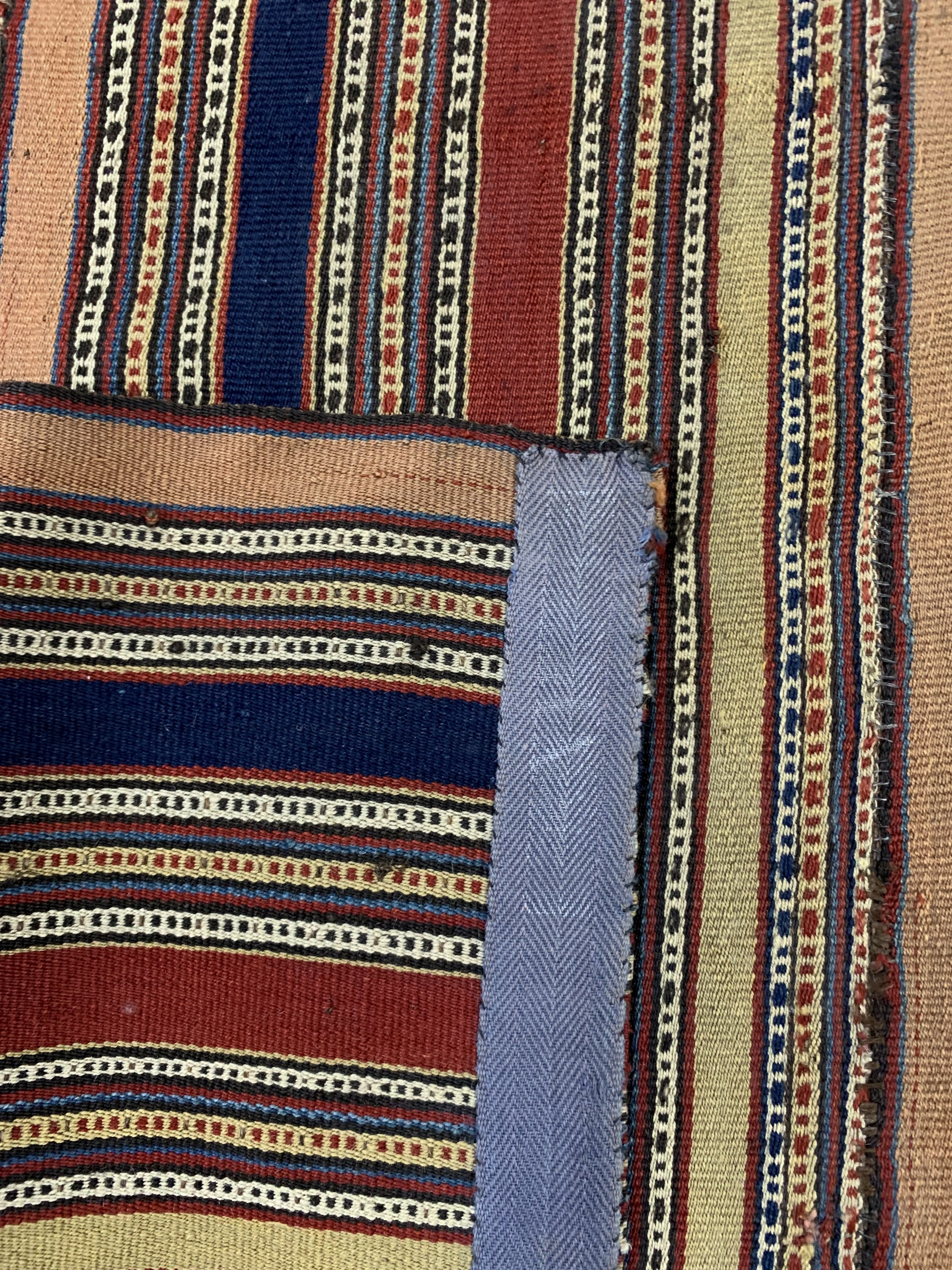Detail e: Djajim fein antik, Persien, um 1900, Wolle auf Wolle, ca. 165 x 155 cm, 6 Bahnig, Reinigungsbedürftig, EHZ: 2, (kleine Restaurierungen),aus ...