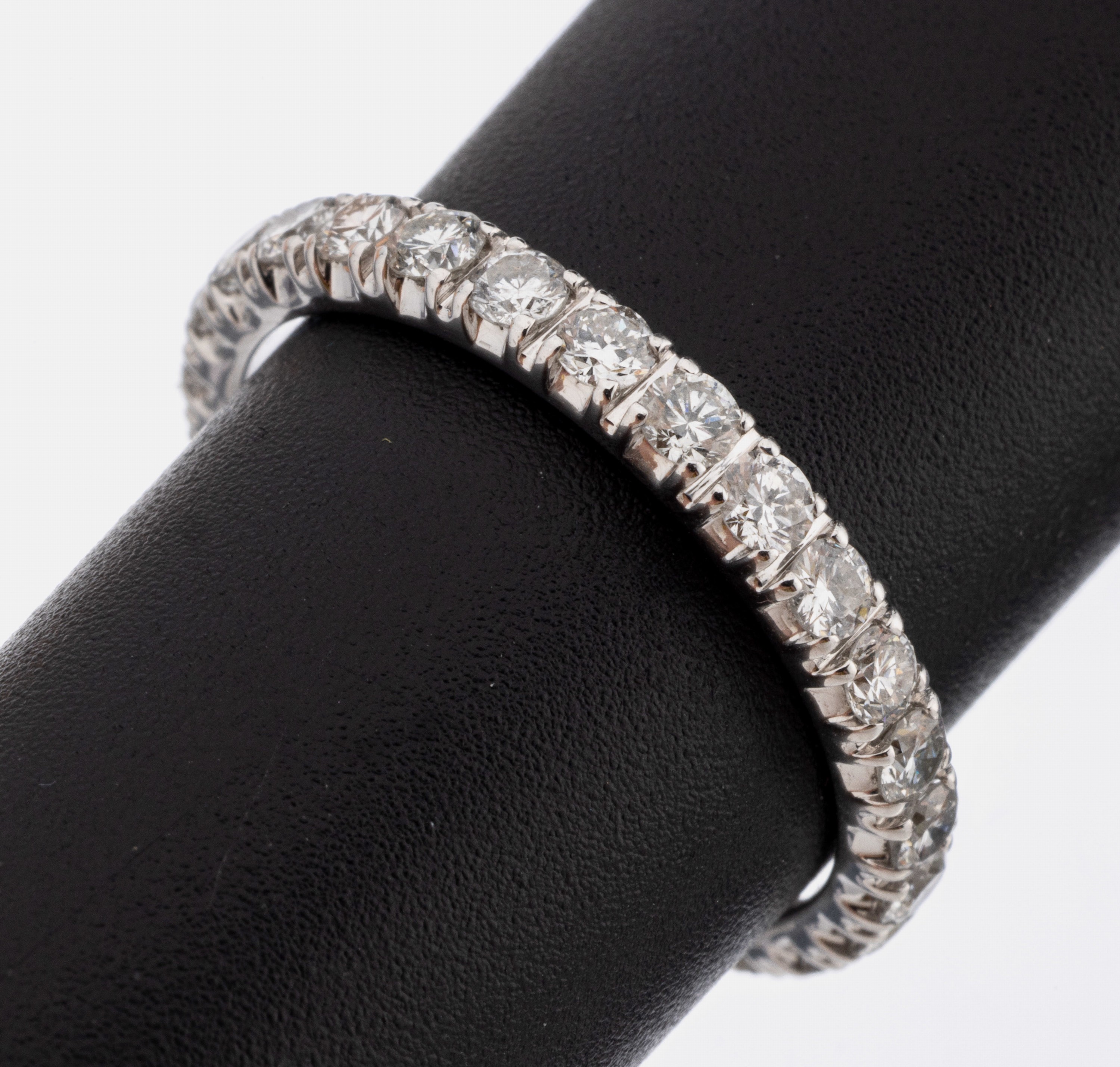14 kt Gold Brillant-Memoryring, WG 585/000,27 Brillanten zus. ca. 1.20 ct (grav.) feines Weiß-Weiß/vs-si, RW 55, ca. 2.5 g