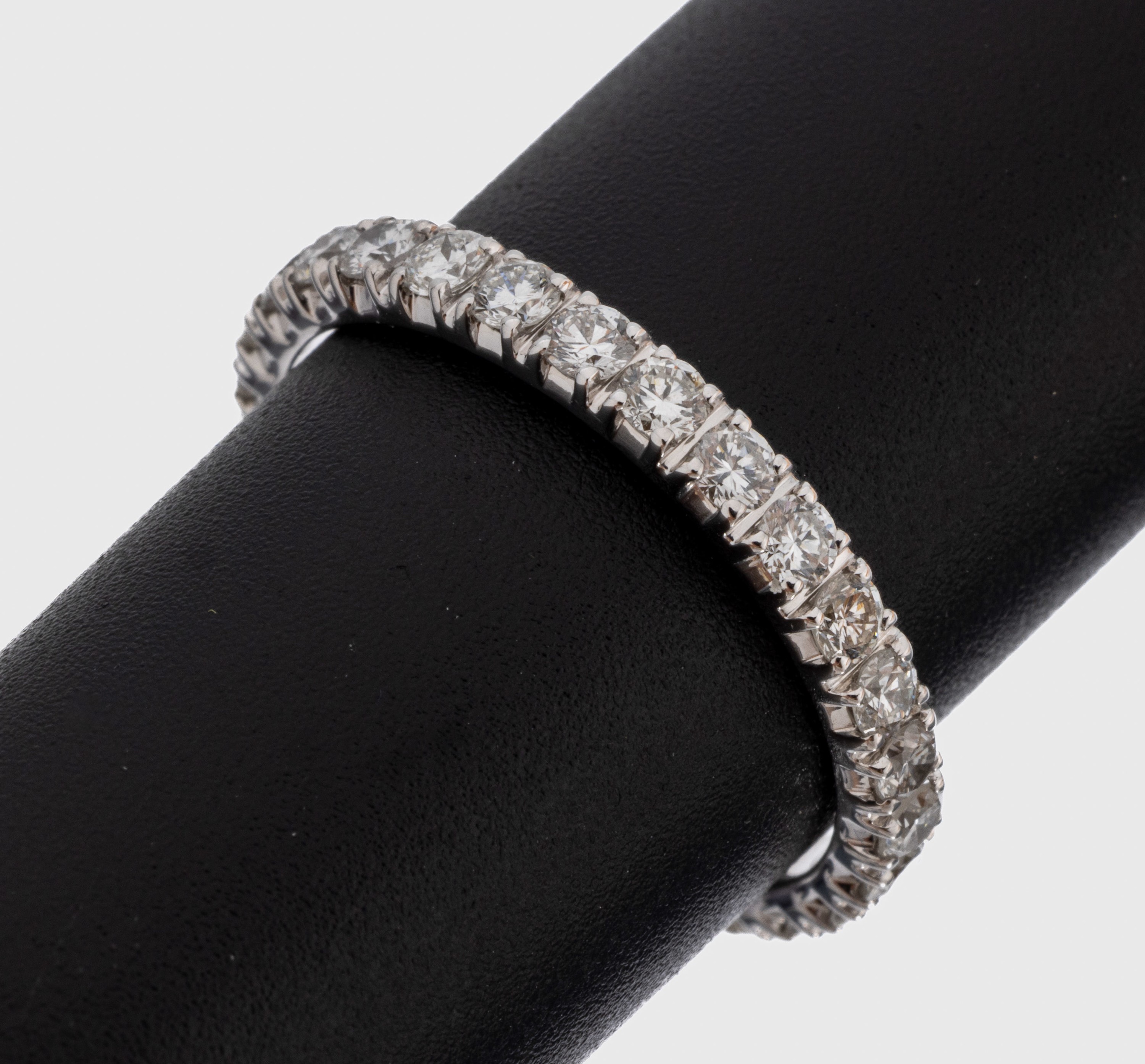 14 kt Gold Brillant-Memoryring, WG 585/000,28 Brillanten zus. ca. 1.24 ct (grav.) feines Weiß-Weiß/vs-si, RW 57, ca. 2.4 g
