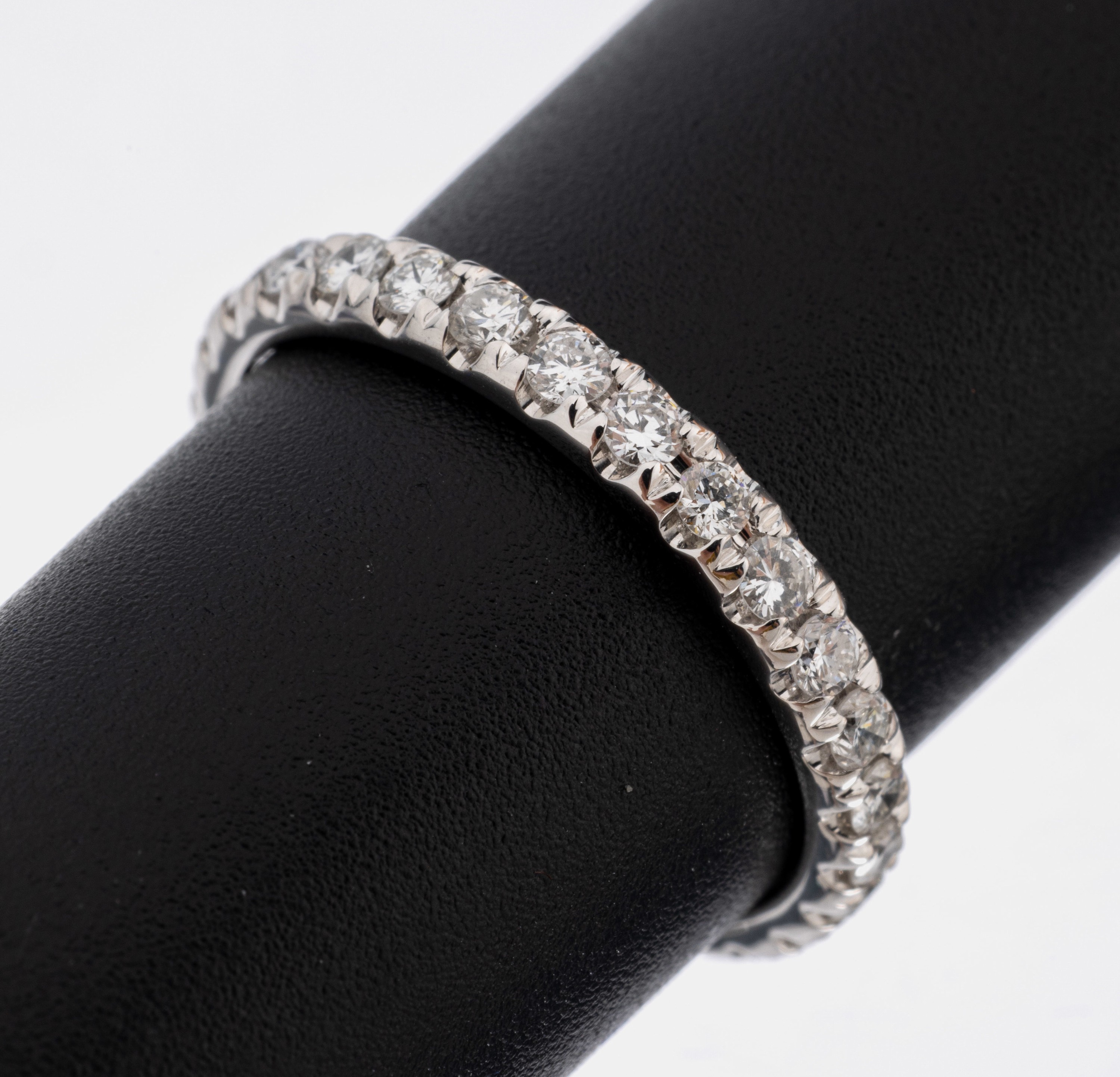 14 kt Gold Brillant-Memoryring, WG 585/000,28 Brillanten zus. ca. 0.81 ct (grav.) feines Weiß-Weiß/vs-si, RW 54, ca. 2.1 g
