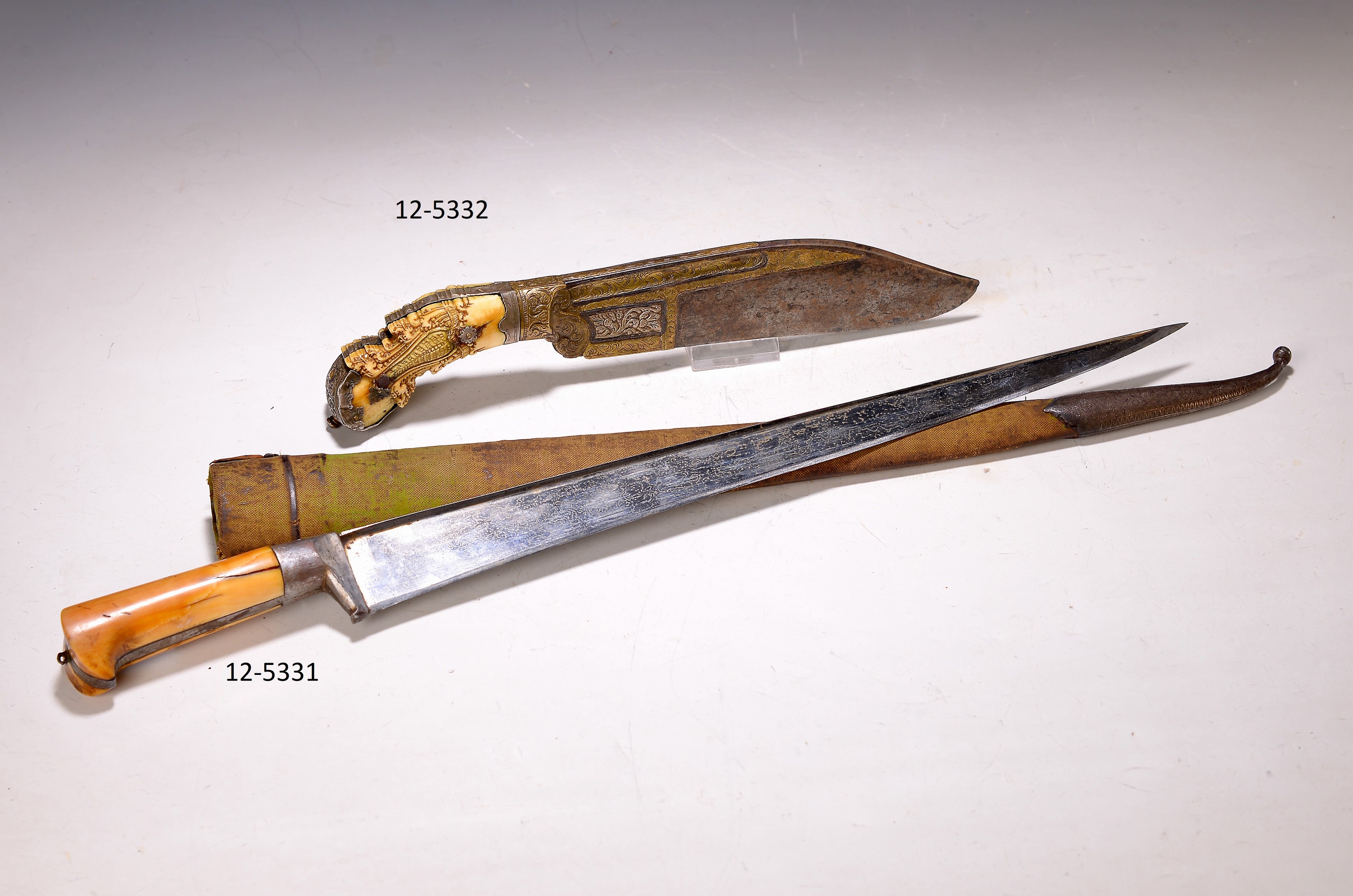 Dolch, Moghul, 19. Jh., Griffschalen aus Horn, einschneidige, lange Klinge, passende Scheide, L. ca.52 cm, mit Scheide ca. 59 cm, versilberte ...