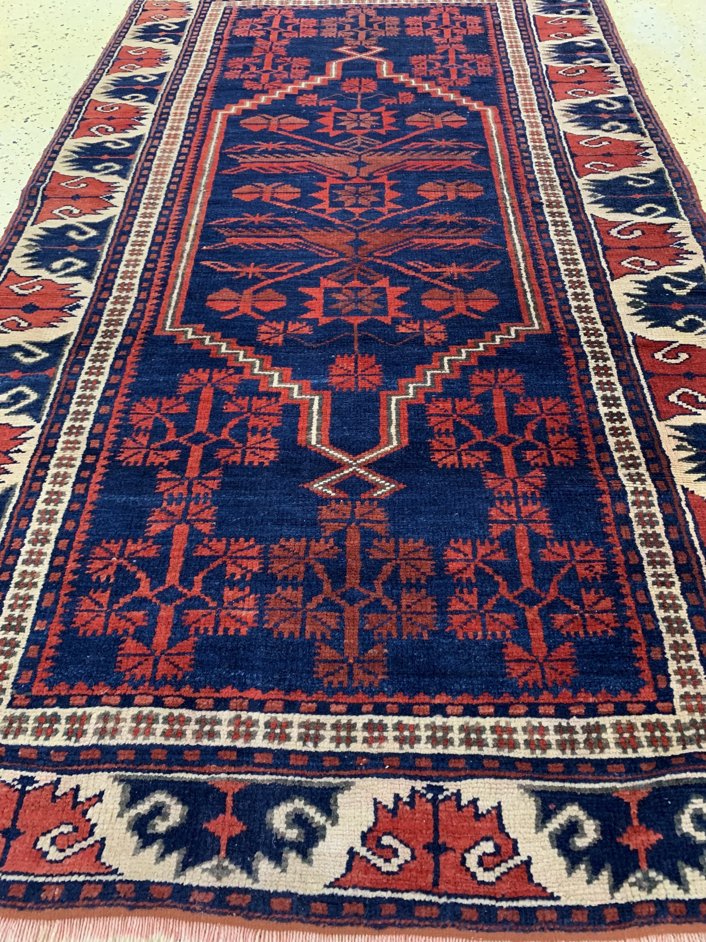 Detail c: Yagchibedir alt, Türkei, Anfang 20.Jhd, Wolle auf Wolle, ca. 180 x 100 cm, EHZ: 2,aus Sammlungsauflösung