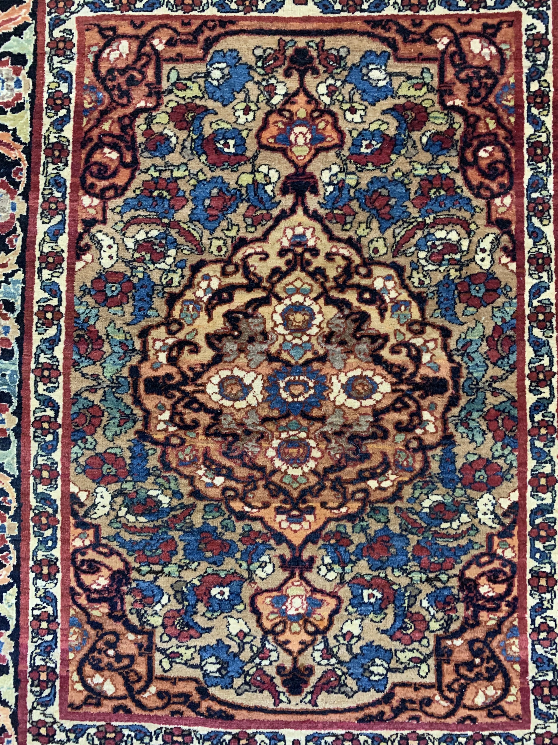 Detail c: Antiker Semnan, Persien, um 1900, Wolle aufBaumwolle, ca. 120 x 100 cm, EHZ: 1-2, aus Sammlungsauflösung