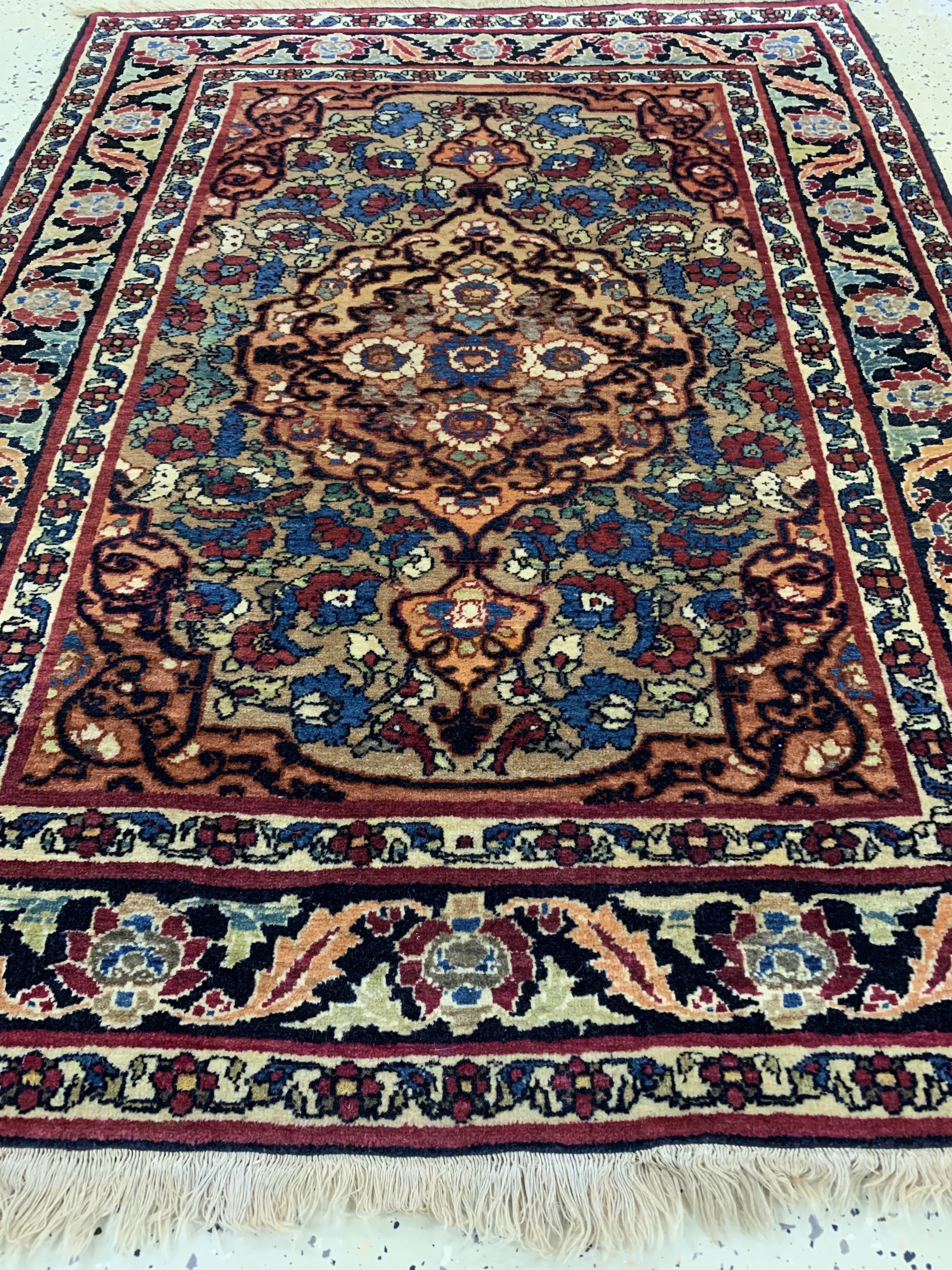 Detail d: Antiker Semnan, Persien, um 1900, Wolle aufBaumwolle, ca. 120 x 100 cm, EHZ: 1-2, aus Sammlungsauflösung