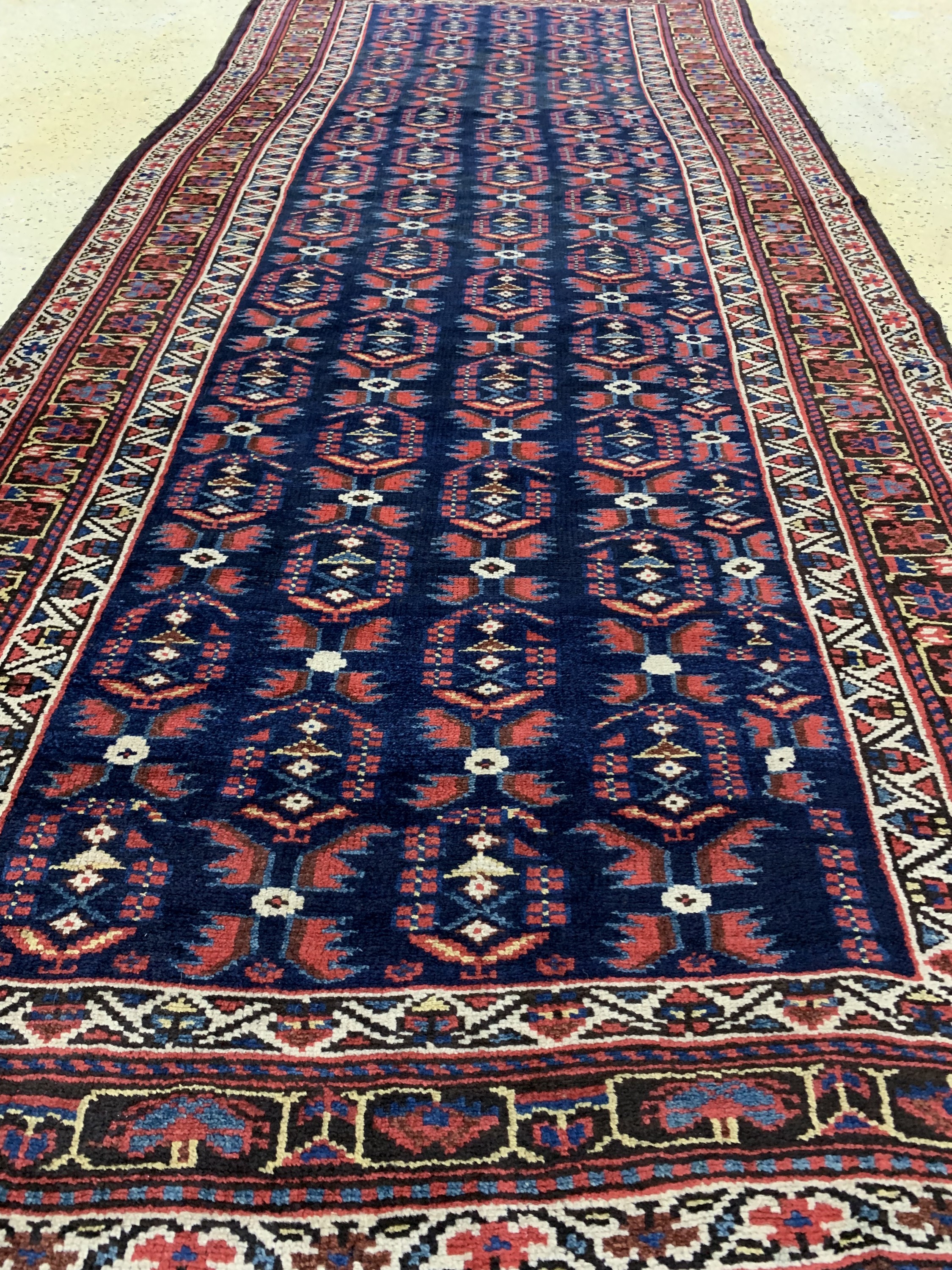 Detail d: Weramin antik, Persien, datiert 1332(1911),Wolle auf Wolle, ca. 306 x 128 cm, EHZ: 1- 2,aus Sammlungsauflösung