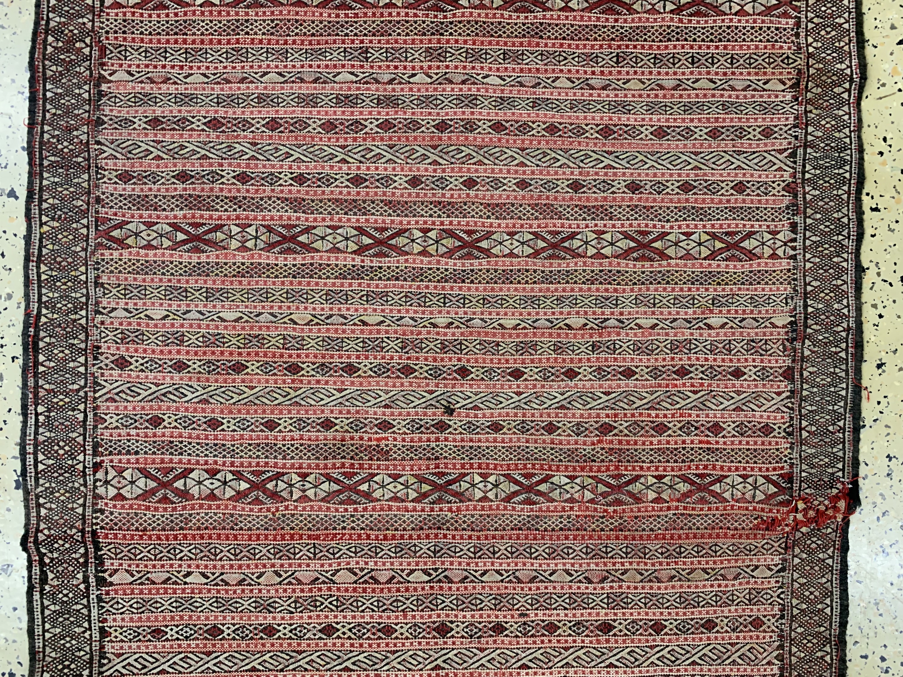 Detail b: Sumakh alt, Marokko, Anfang 20.Jhd, Wolle auf Baumwolle, ca. 170 x 93 cm, EHZ: 3, (geflickt),aus Sammlungsauflösung