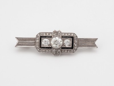Image 26853501 - Platin Art Deco Diamant-Saphir-Brosche, um 1925-30, Platin gepr., mittiger Diamant ca. ...