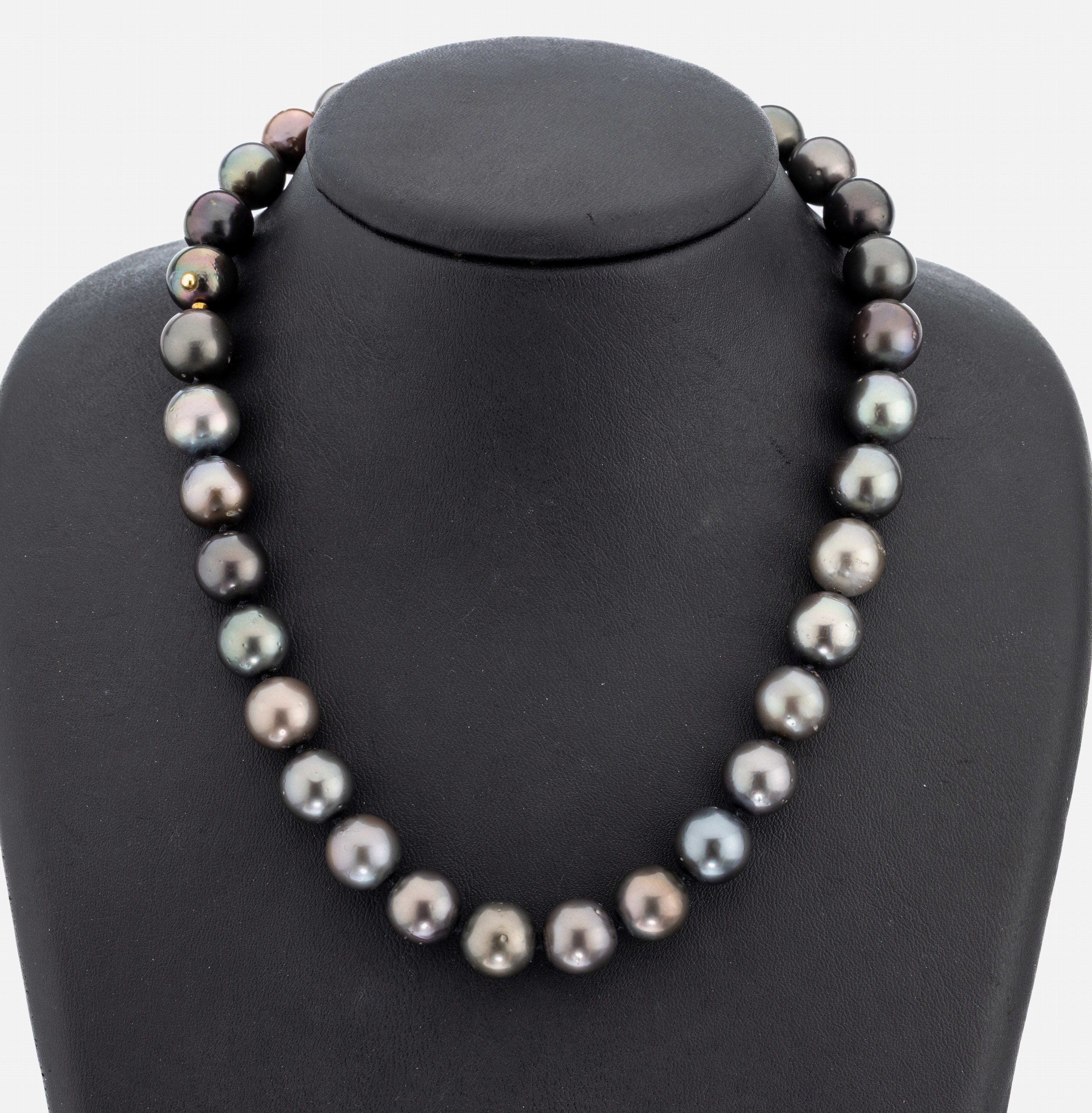 Zuchtperl-Collier, 34 Tahitizuchtperlen in versch. Farbnuancen, D. ca. 11.2-12 mm, Bajonett-Schließe aufwendig in Perle, GG 750/000, L. ca. 42 cm