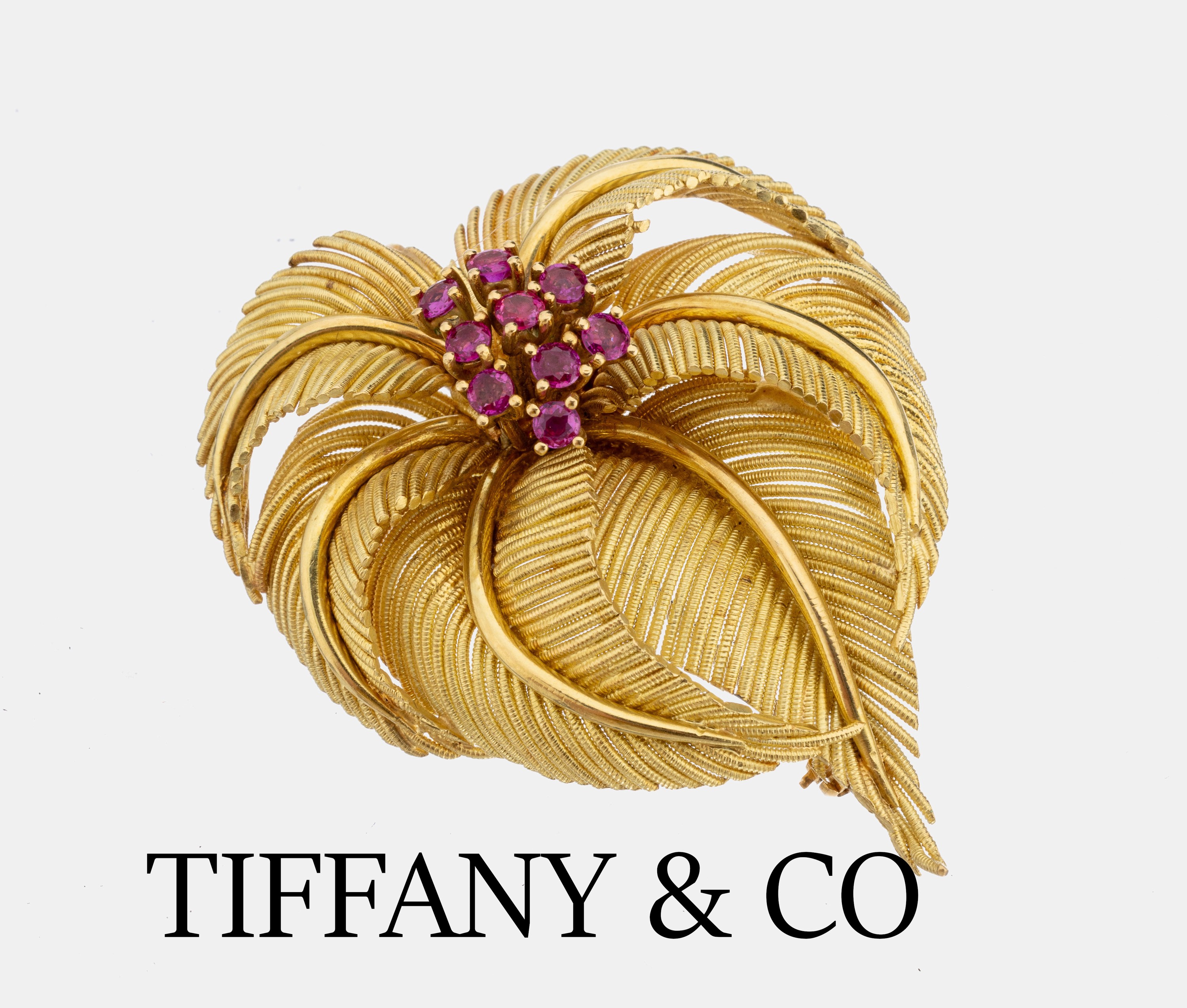 18 kt Gold TIFFANY & Co Rubin-Brosche, 1960er Jahre, GG 750/000, schwere qualitätvolle Verarbeitung, Darstellung von Blättern, 9 rundfacett. ...
