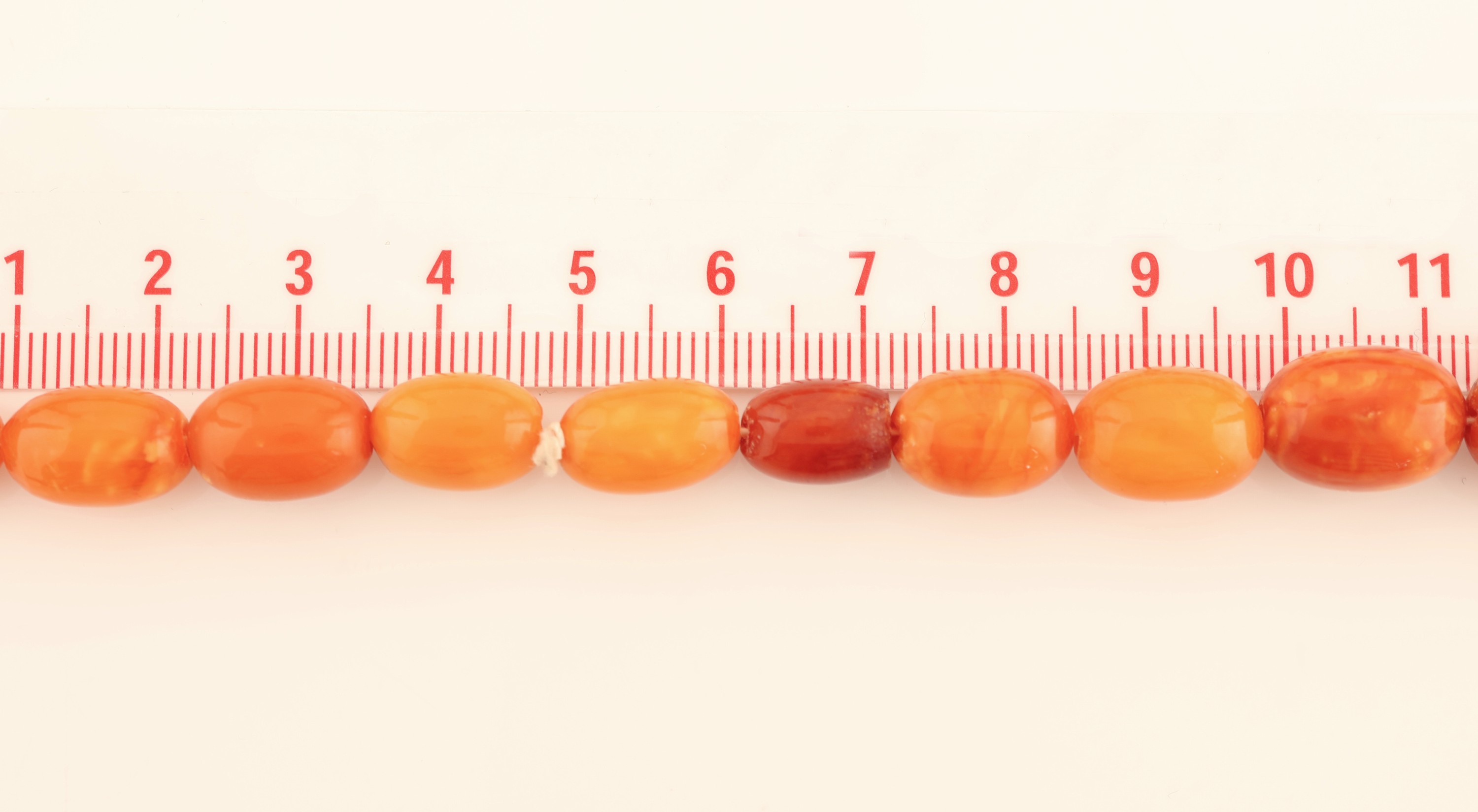 Detail a: Bernstein-Collier, endlos, Butterscotch Bernstein-Oliven im Verlauf, L. ca. 70 cm, ca.69.9 g