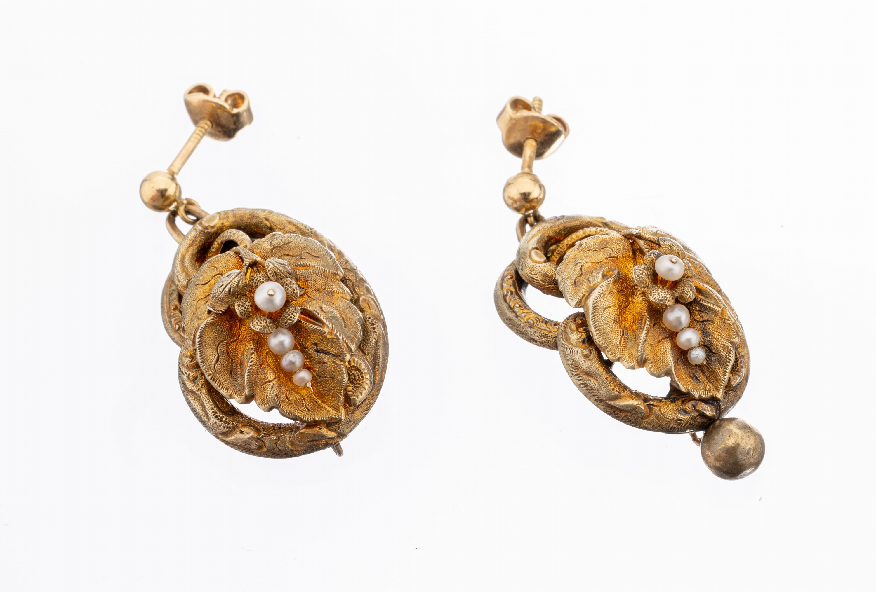 Paar 14 kt Gold Biedermeier Perl-Ohrstecker, um 1860, GG 585/000 gepr., Oberfläche fein graviert, Weinlaubdekor mit kl. Flussperlen, ca. 5.8 g, ...