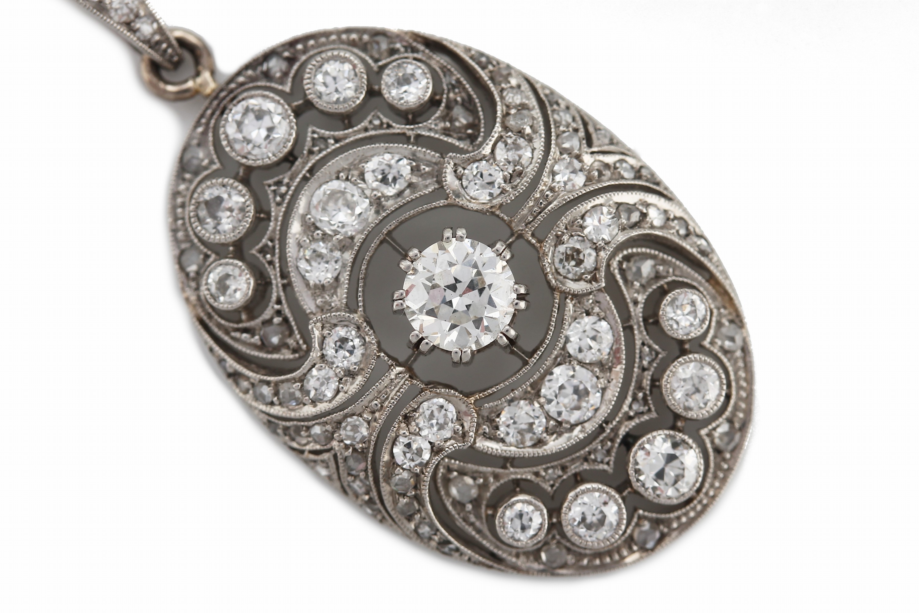 Detail a: Platin Art Deco Diamant-Anhänger, um 1920, Pt gepr., oval, durchbrochen gearbeitet, geometrisch, mittig Altschliffdiamant ca. 0.70ct Weiß/si, 68 ...