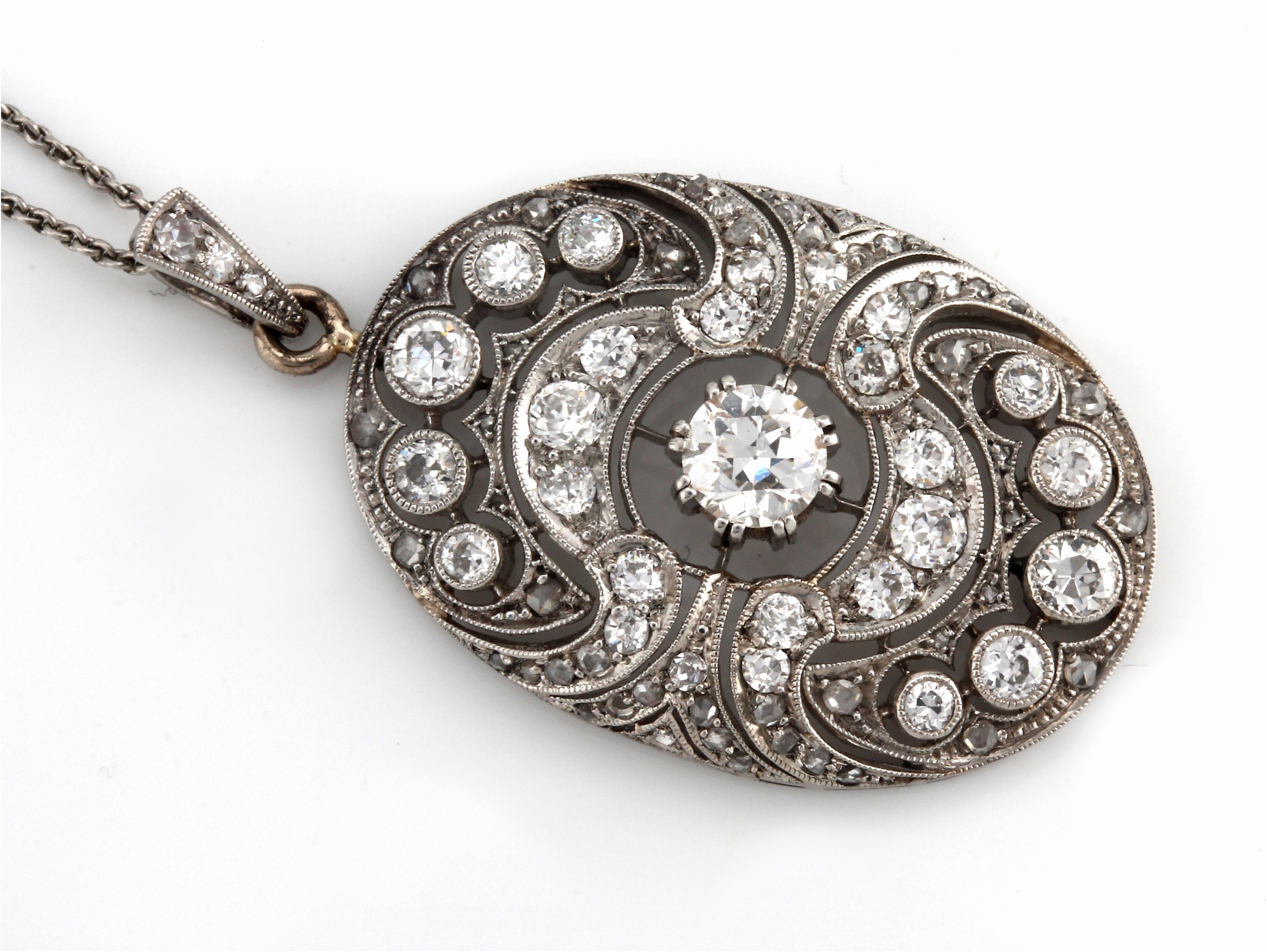 Detail b: Platin Art Deco Diamant-Anhänger, um 1920, Pt gepr., oval, durchbrochen gearbeitet, geometrisch, mittig Altschliffdiamant ca. 0.70ct Weiß/si, 68 ...