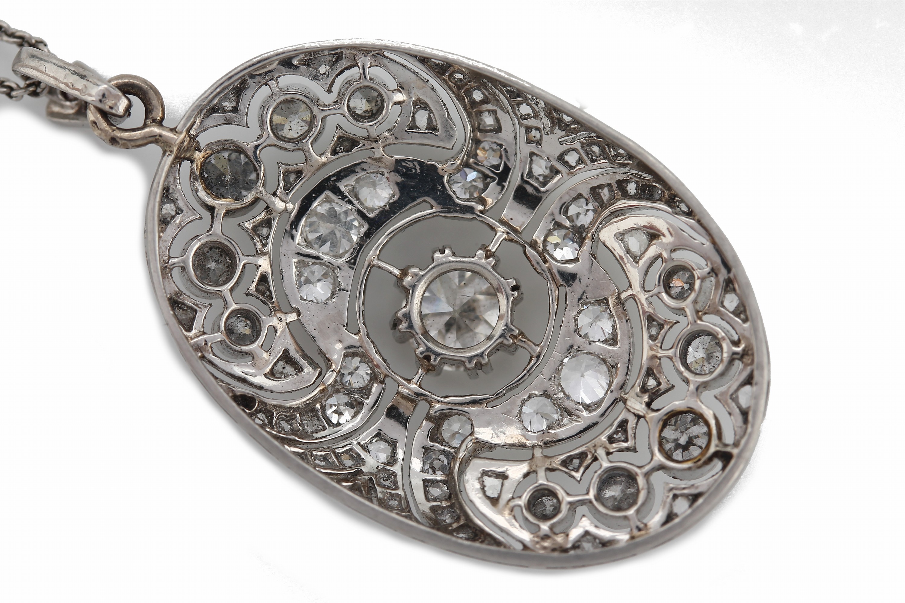 Detail d: Platin Art Deco Diamant-Anhänger, um 1920, Pt gepr., oval, durchbrochen gearbeitet, geometrisch, mittig Altschliffdiamant ca. 0.70ct Weiß/si, 68 ...