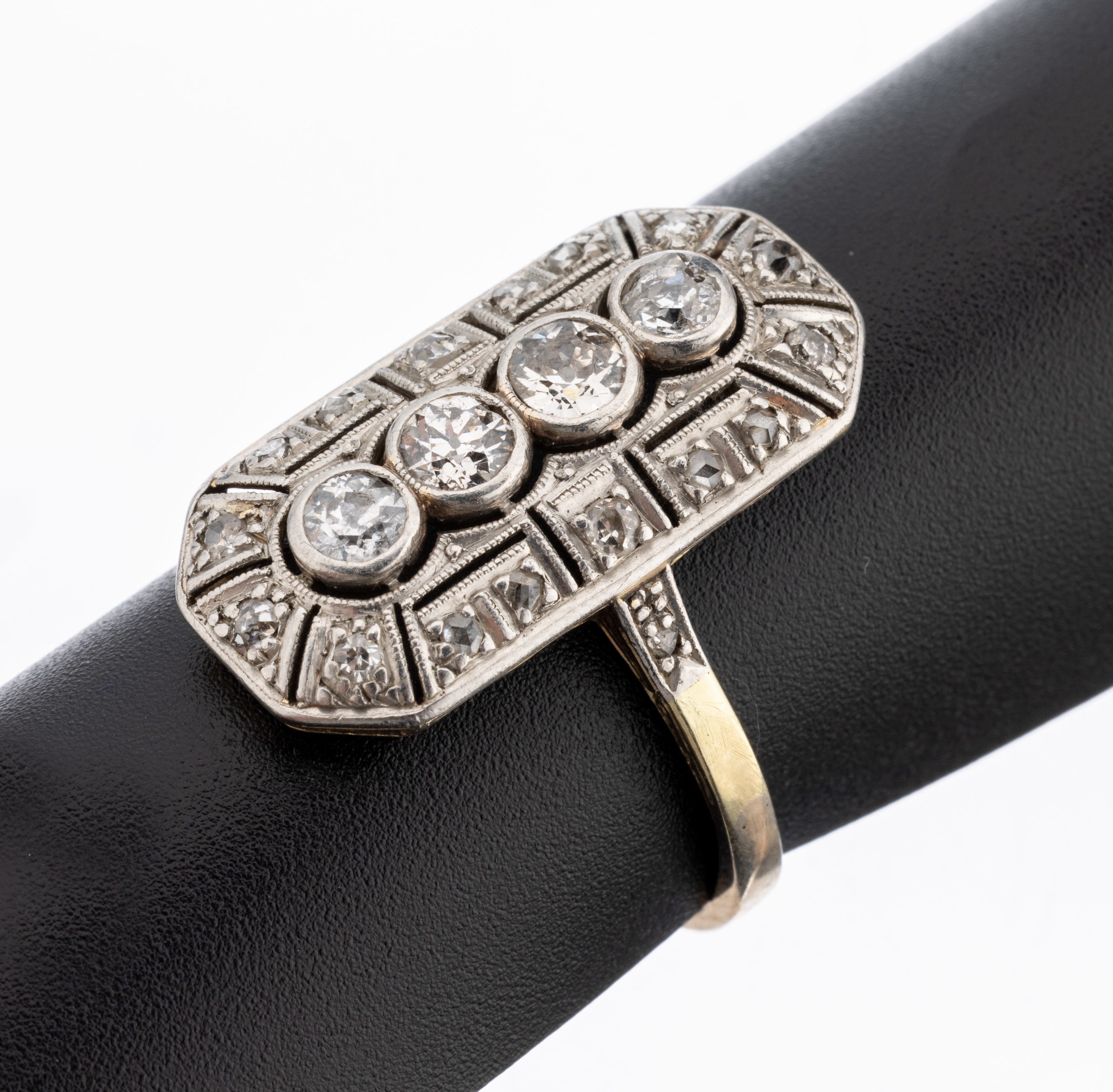 14 kt Gold Art Deco Diamant-Ring, um 1920, GG 585/000 gepr., Ringkopf durchbrochen gearbeitet, 4 Altschliffdiamanten zus. ca. 1.00 ct ...