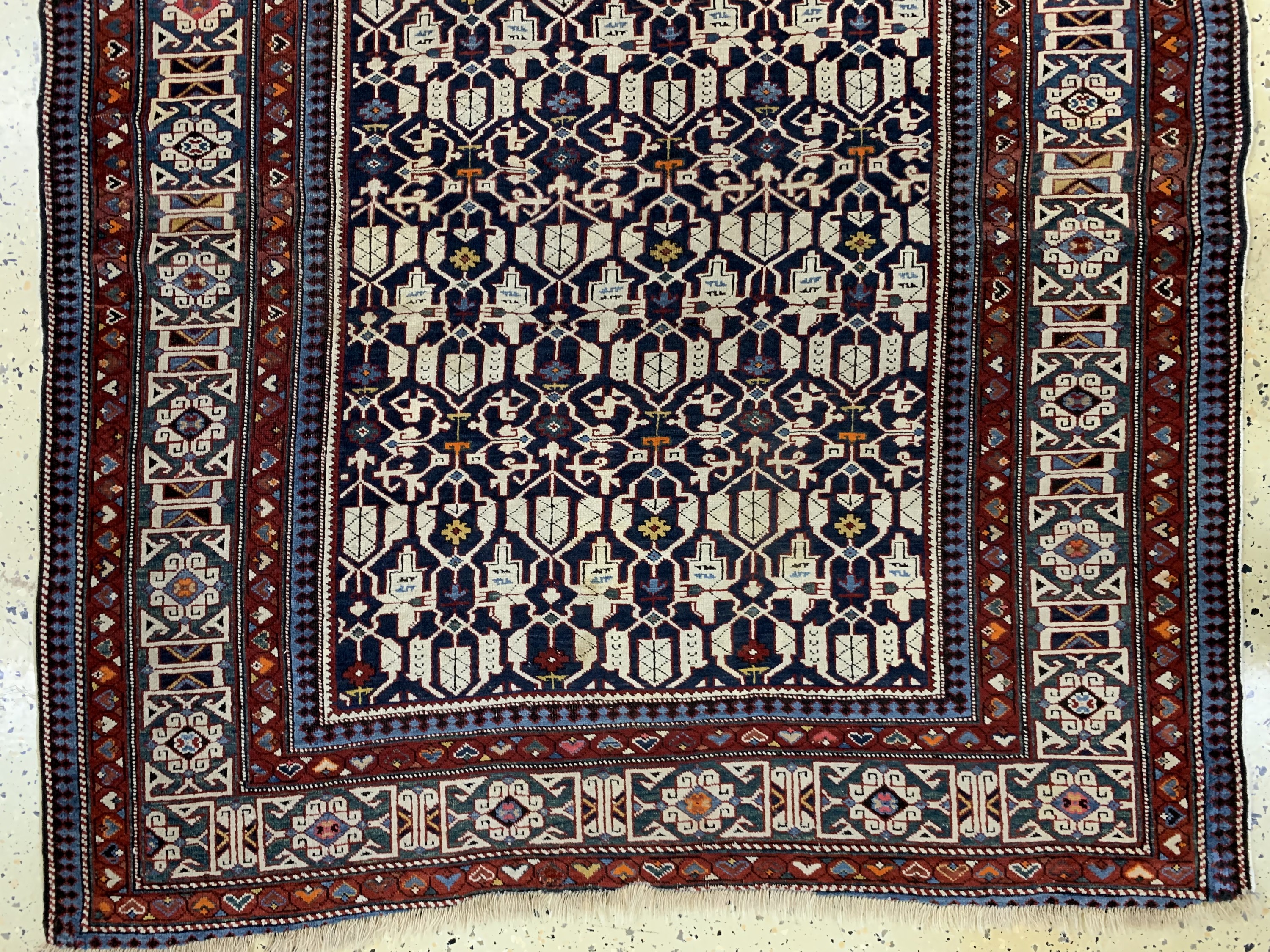 Detail b: "Blattgabel"Schirwan antik, Kaukasus, 19.Jhd, Wolle auf Wolle, ca. 175 x 130 cm, EHZ: 2-3, (restauriert),aus Sammlungsauflösung