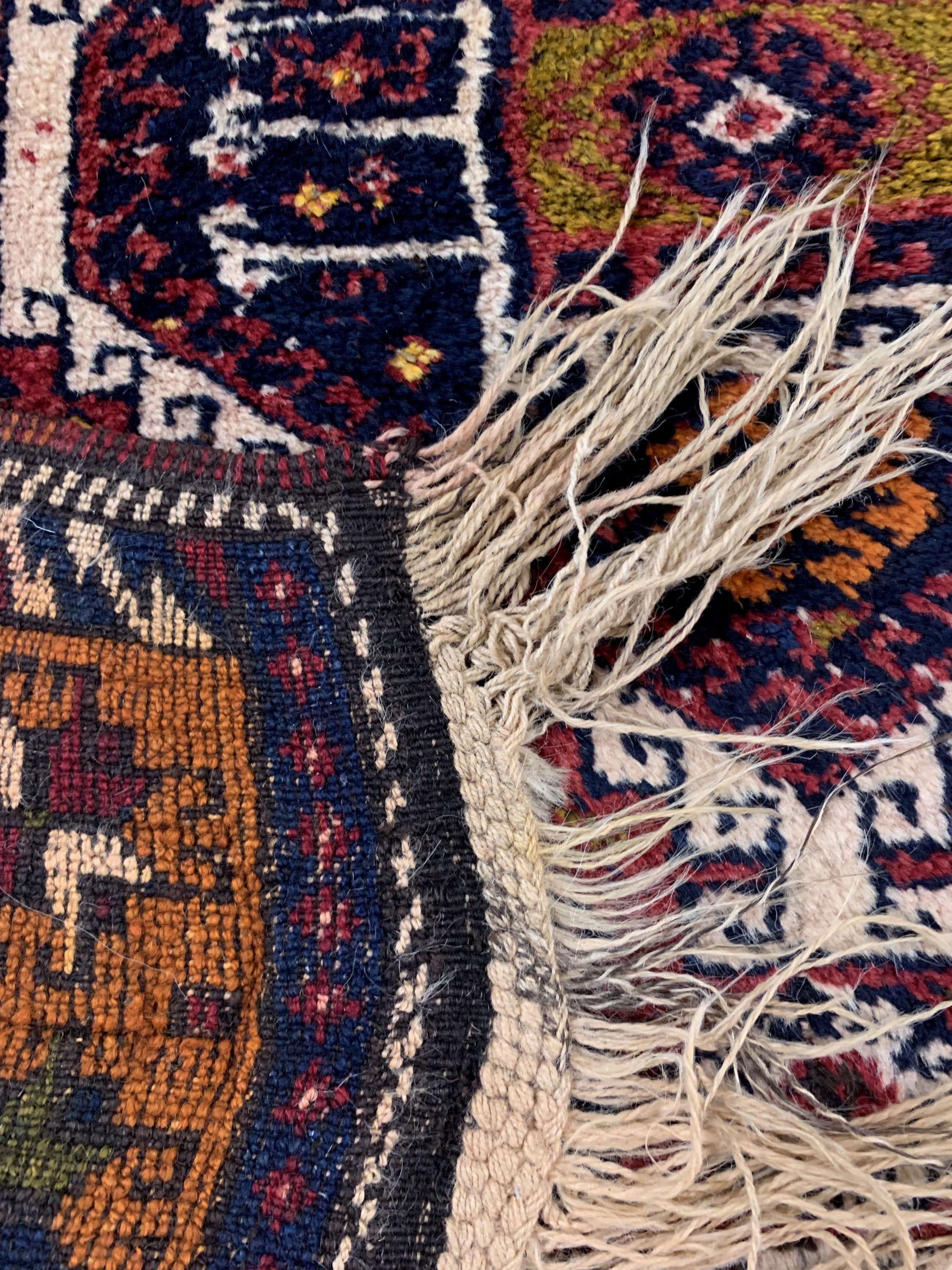 Detail e: Yürük alt, Türkei, Anfang 20.Jhd, Wolle aufWolle, ca. 260 x 124 cm, EHZ: 2,aus Sammlungsauflösung