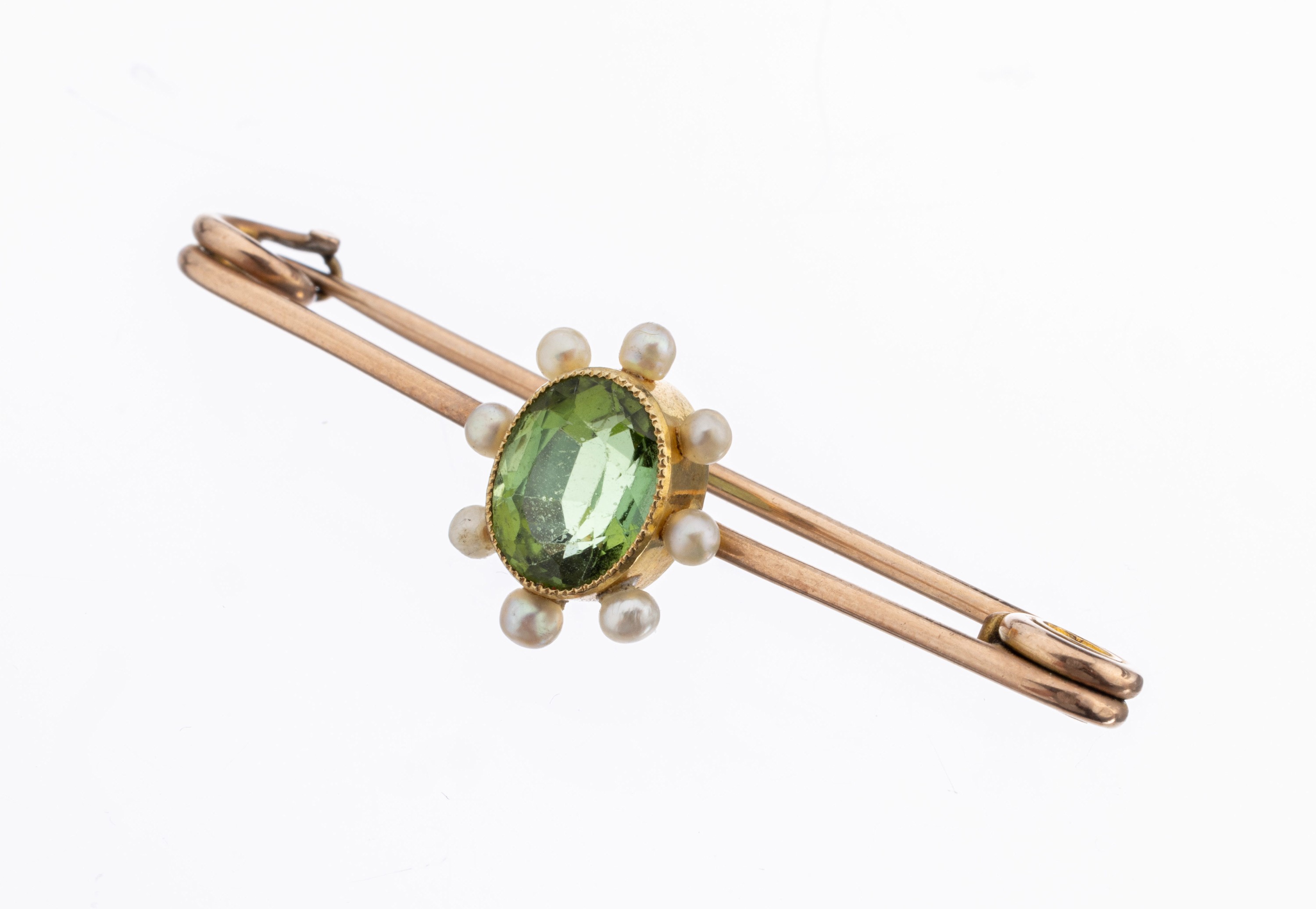 9 kt Gold Peridot-Perl-Brosche, England um 1900-10, RG 375/000, feine zarte Verarbeitung, 1 ovalfacett. Peridot ca. 1.0 ctumgeben von kl. ...