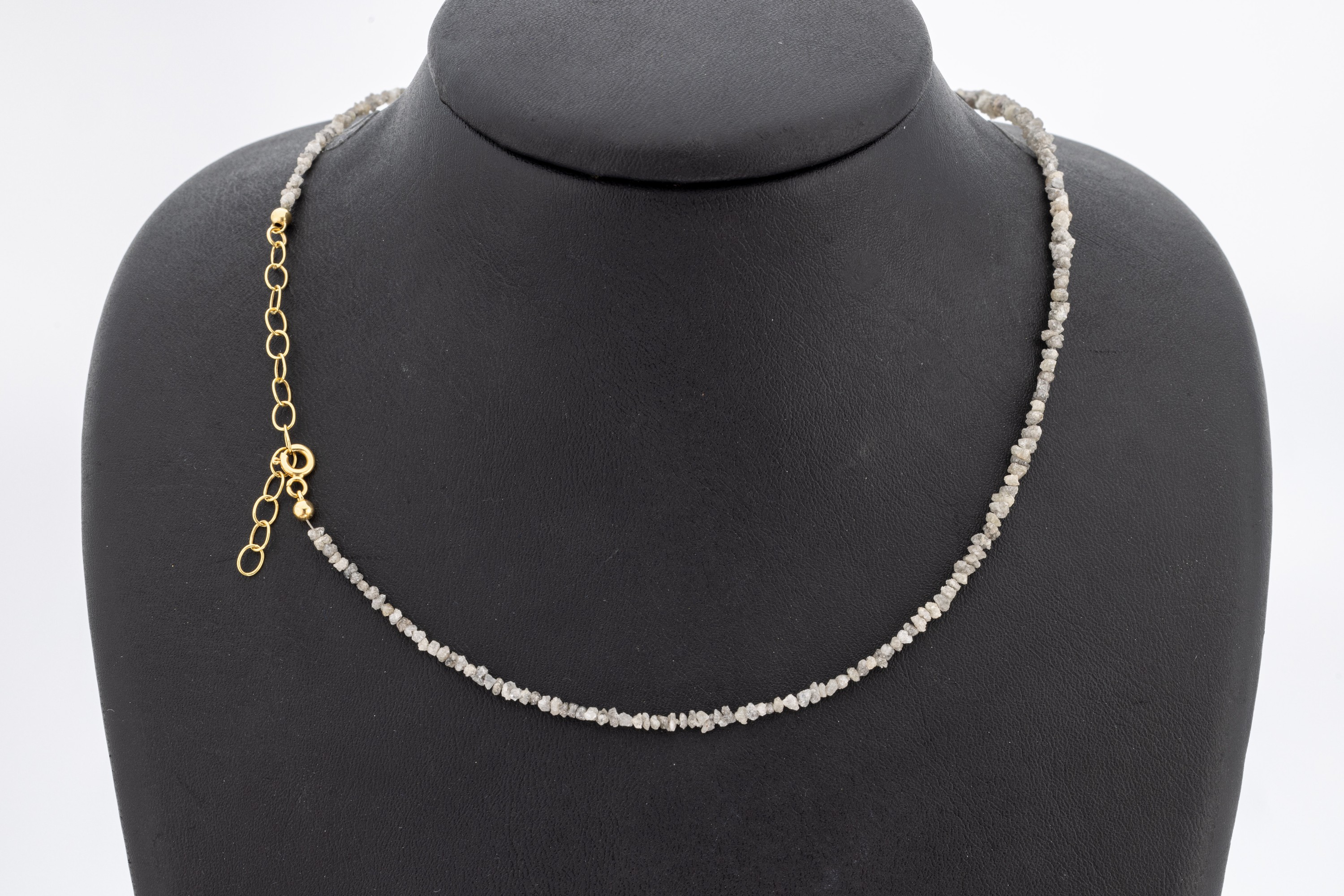 Diamant-Collier mit 14 kt Gold Schließe, GG585/000, Rohdiamanten im Verlauf, ca. 20 ct, versch. Farben, L. variabel ca. 42-47 cm, Federringschließe
