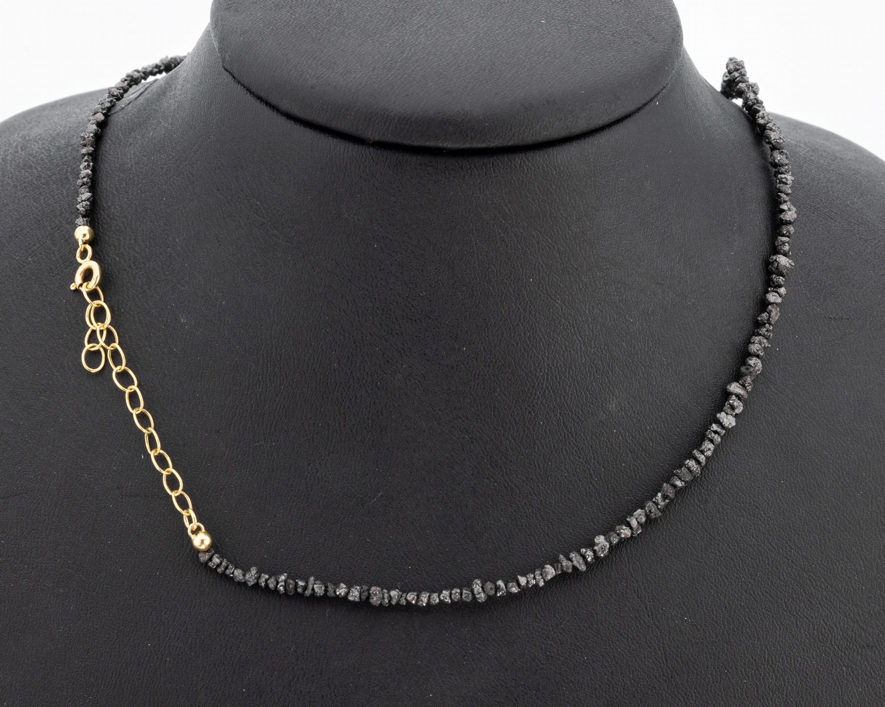 Diamant-Collier mit 14 kt Gold Schließe, GG585/000, schwarze Rohdiamanten im Verlauf, ca.20 ct, L. variabel ca. 42-46 cm, Federringschließe