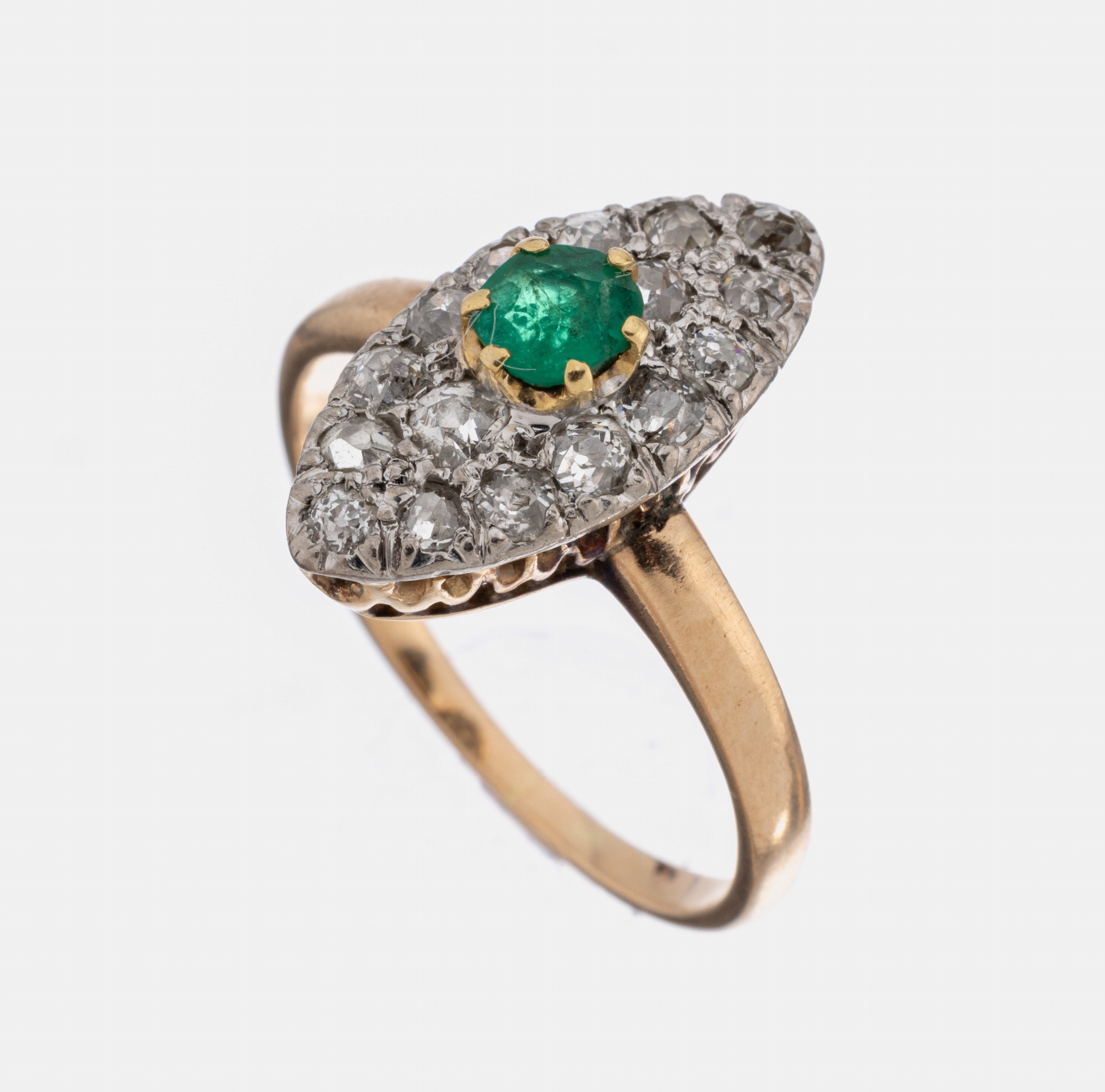 14 kt Gold Smaragd-Diamant-Ring, um 1900, GG 585/000, Ringkopf schauseitig Silber, erhaben gefasster rundfacett. Smaragd ca. 0.20ct, 16 ...