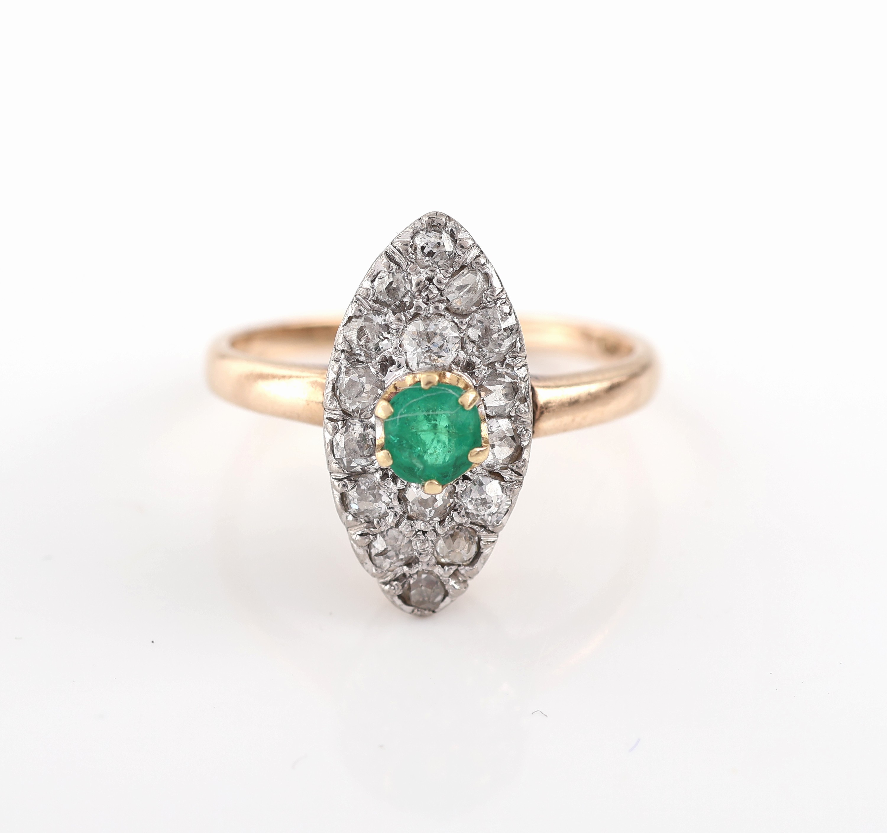 Detail a: 14 kt Gold Smaragd-Diamant-Ring, um 1900, GG 585/000, Ringkopf schauseitig Silber, erhaben gefasster rundfacett. Smaragd ca. 0.20ct, 16 ...