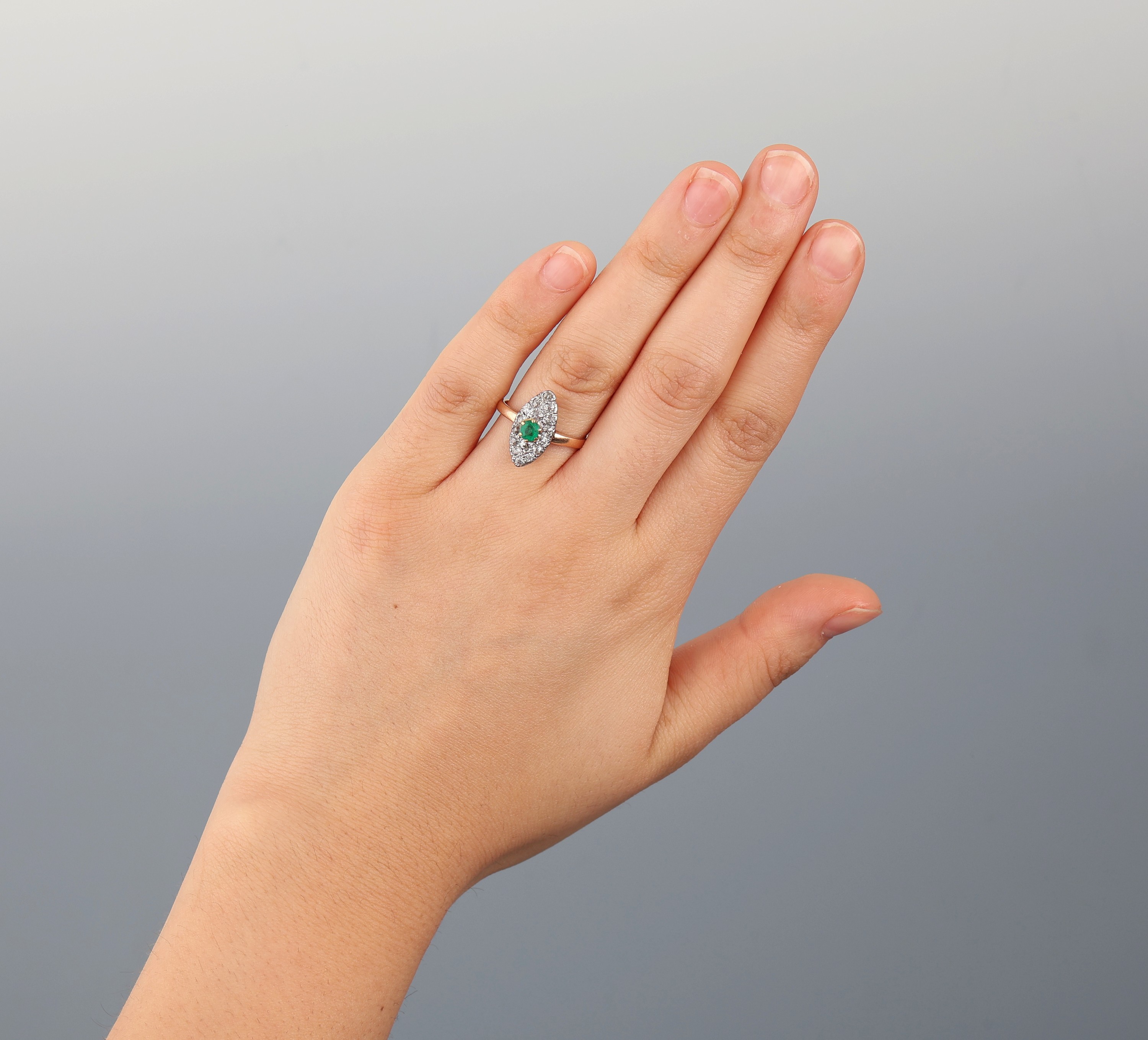 Detail b: 14 kt Gold Smaragd-Diamant-Ring, um 1900, GG 585/000, Ringkopf schauseitig Silber, erhaben gefasster rundfacett. Smaragd ca. 0.20ct, 16 ...