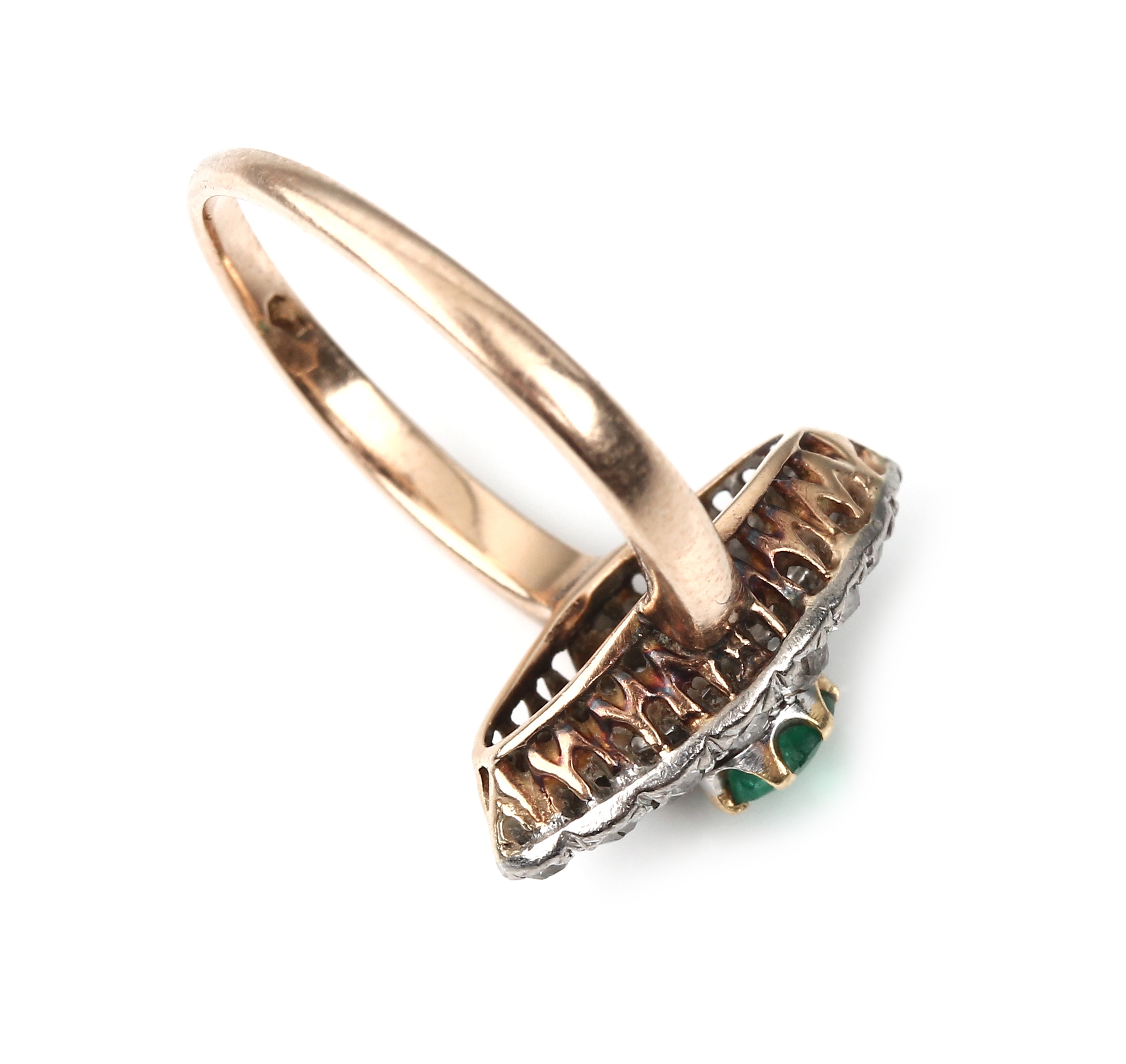 Detail c: 14 kt Gold Smaragd-Diamant-Ring, um 1900, GG 585/000, Ringkopf schauseitig Silber, erhaben gefasster rundfacett. Smaragd ca. 0.20ct, 16 ...